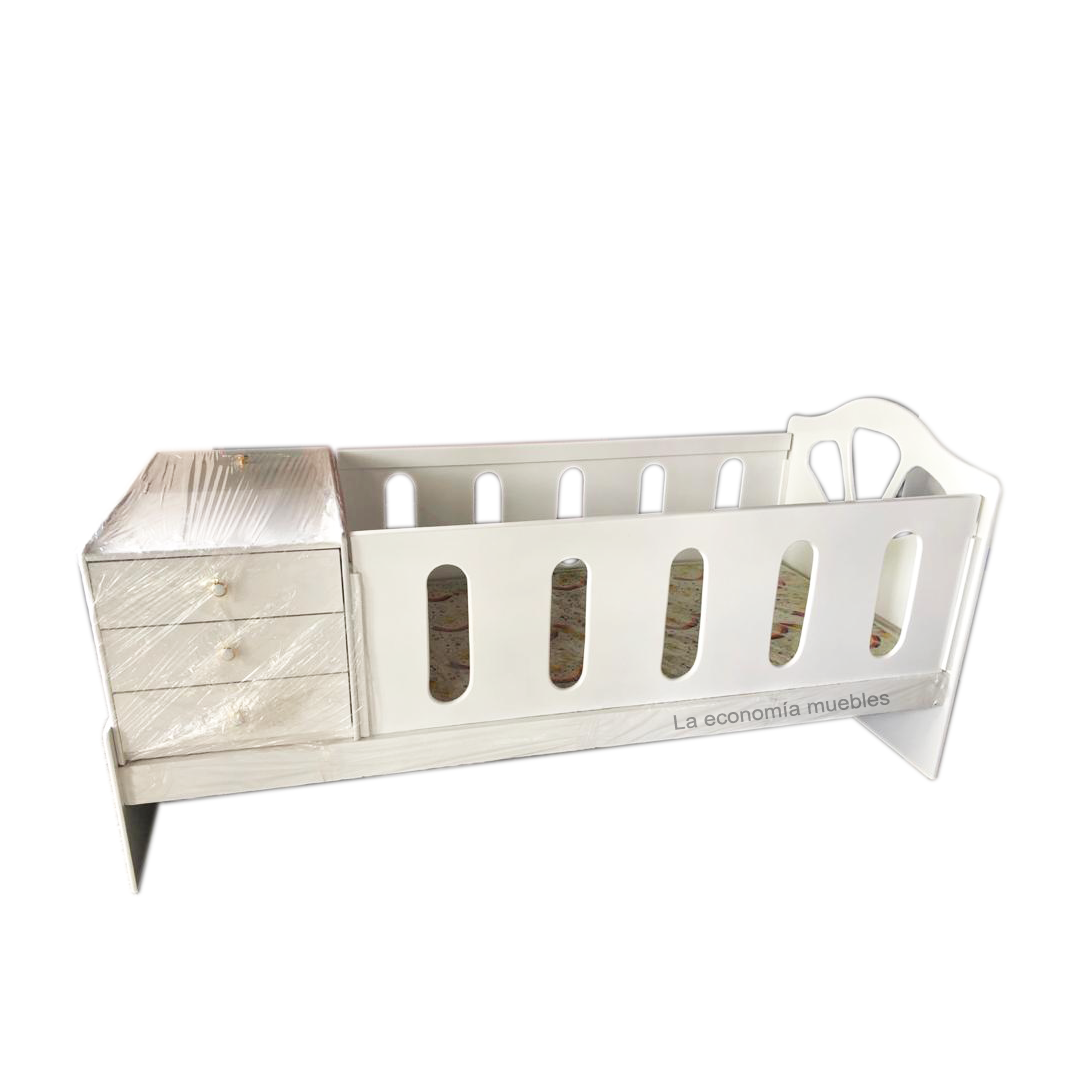 Cuna funcional, laqueada blanca con baulera y tres cajones, con barandas deslizables.