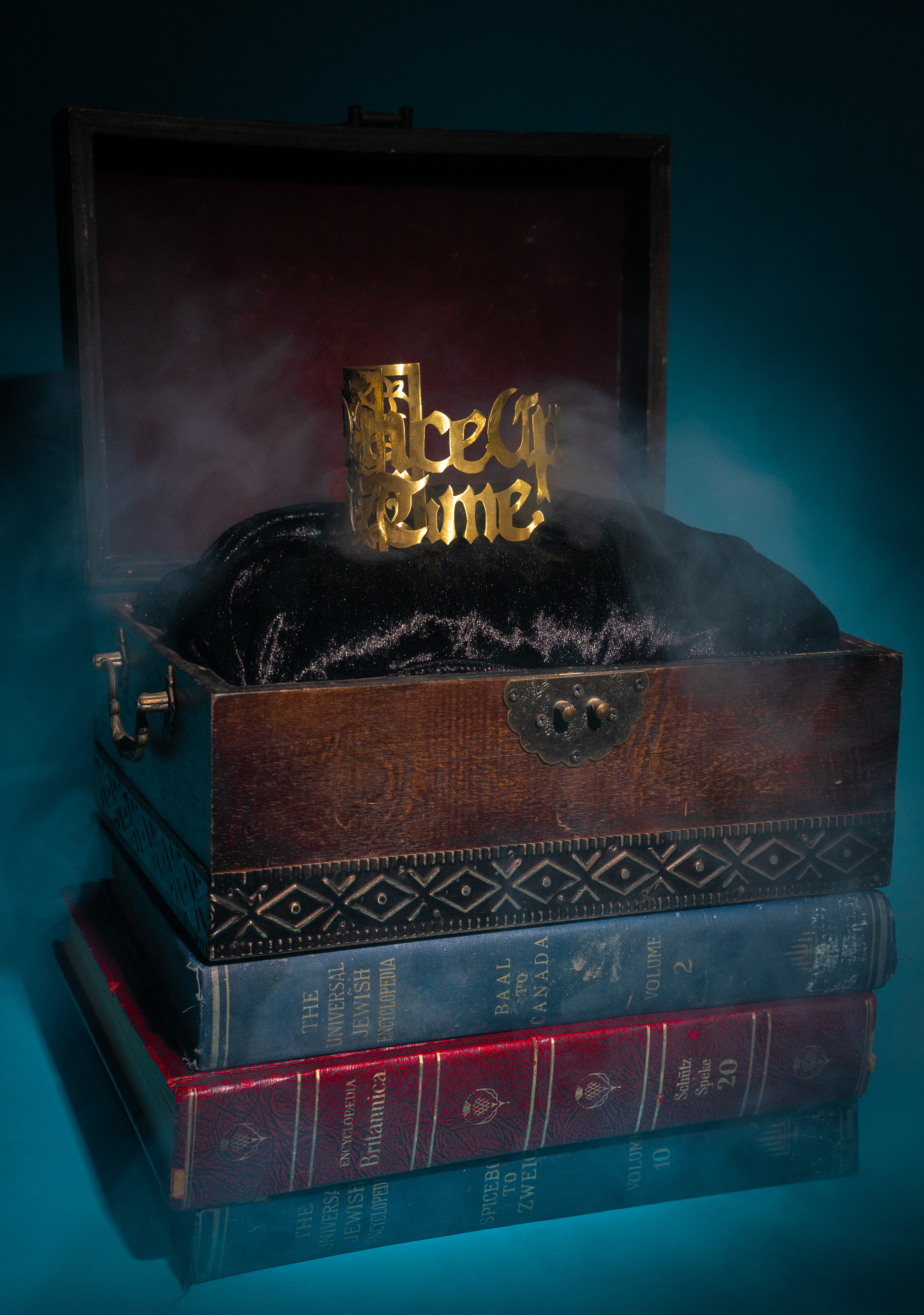 Shiran Siboni and me created a project that combines "Fariytales" and jewelry. The written text on the jewel means Once Upon A Time, the opening of every fairytale books.