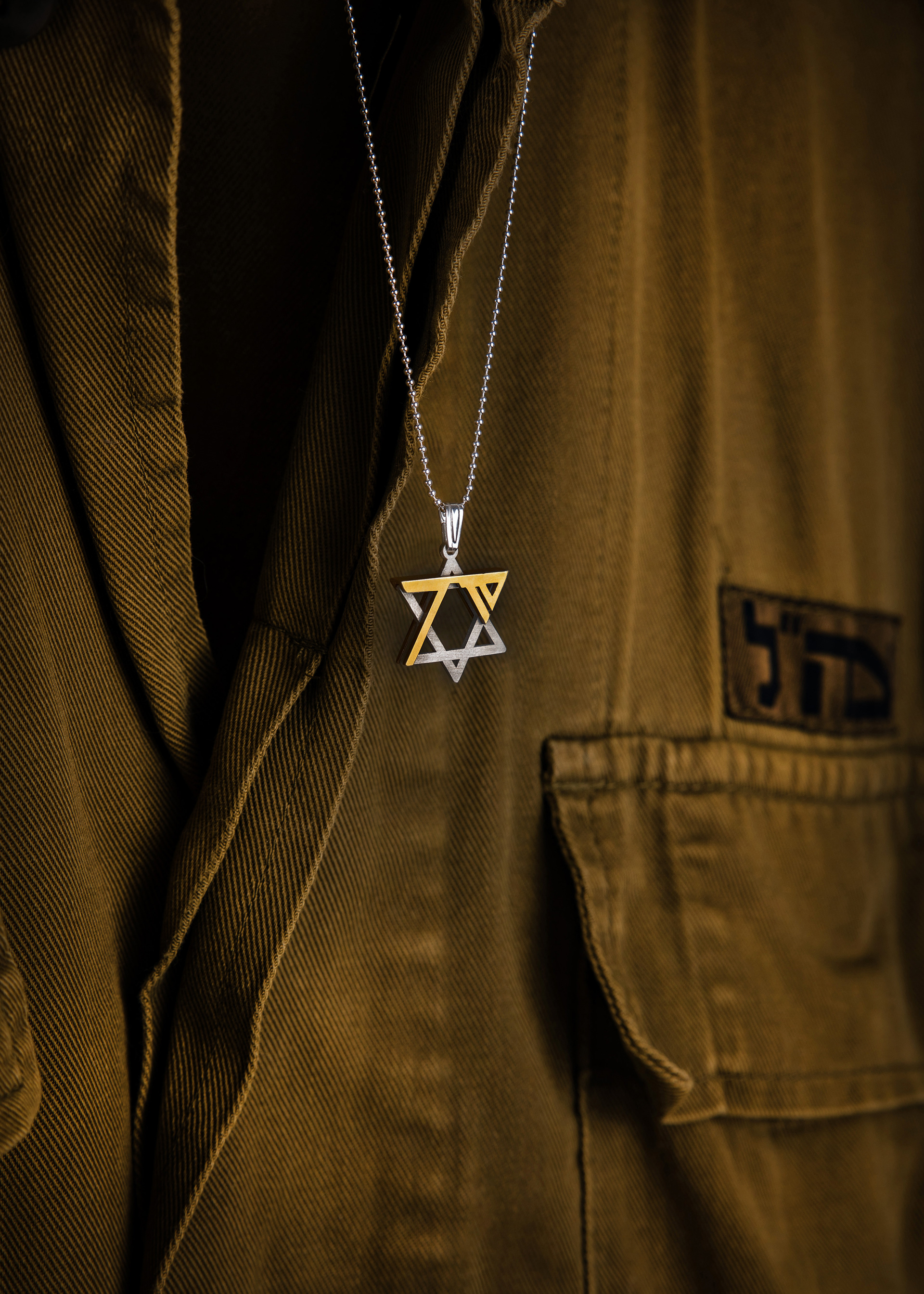 A pendant in two parts designed by Ahava Rahminov, the first part of the pendant is a Star of David and the second part indicates the date of the beginning of the war in Israel 7.10.