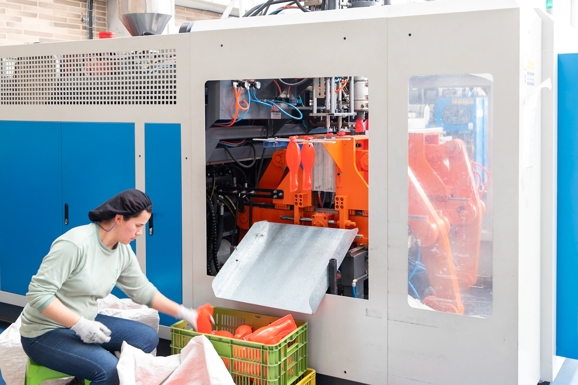 Habilidad y cumplimiento: Registro de procesos manuales bajo estrictos estándares de seguridad industrial y uso de EPP