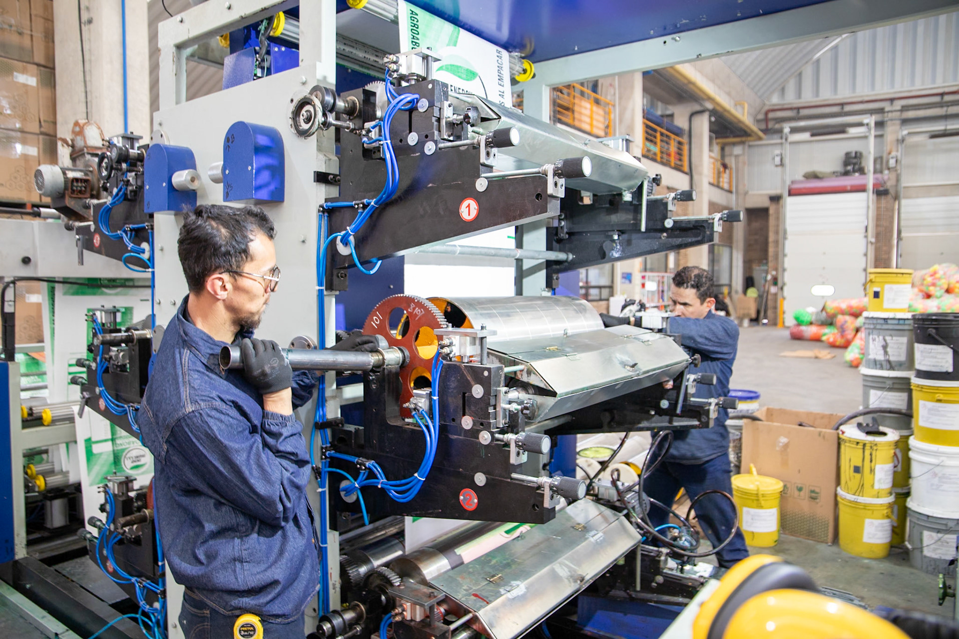 El valor del equipo: Resaltamos el factor humano que da vida a su tecnología, humanizando su marca ante inversionistas y clientes.