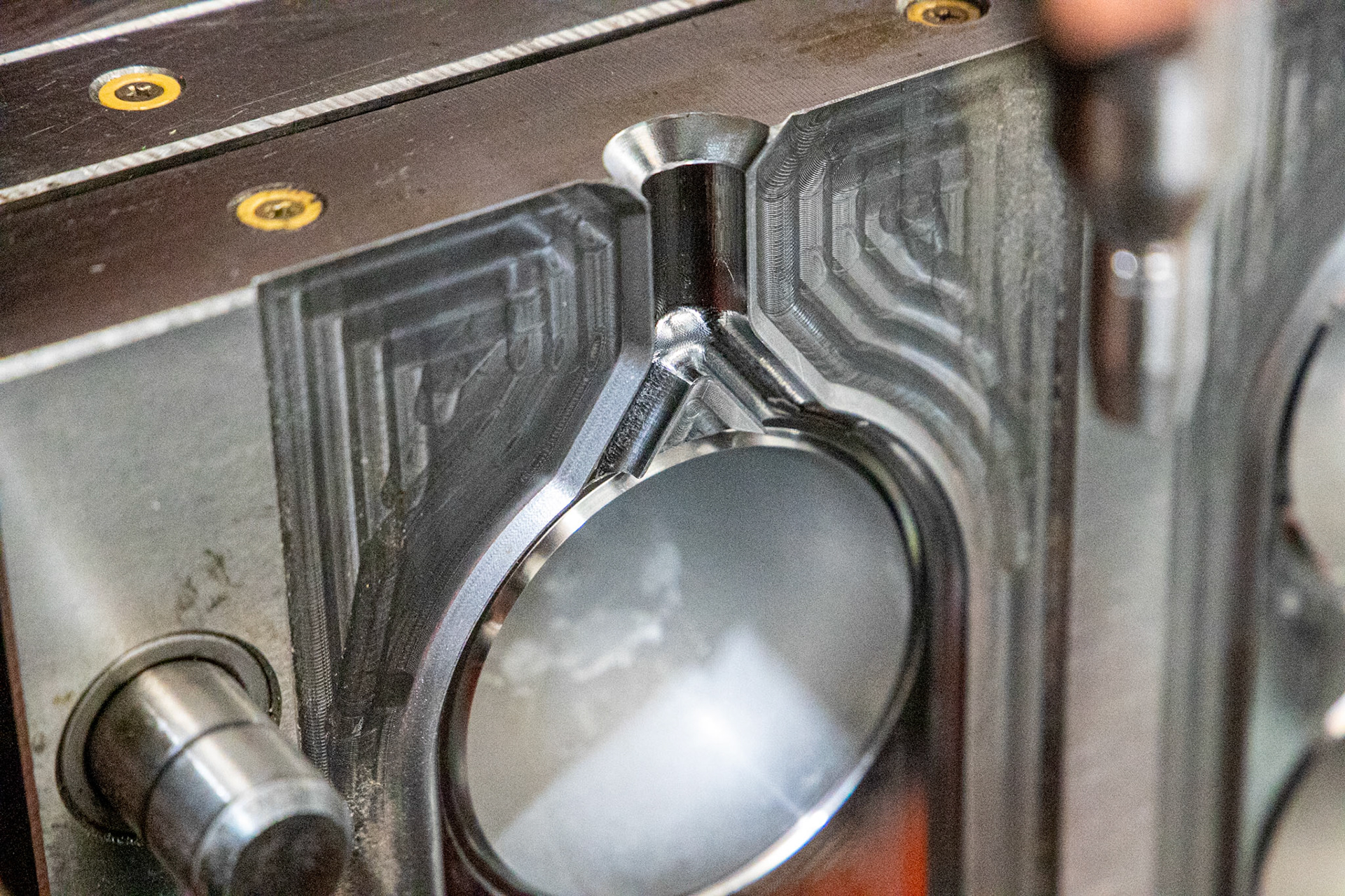 Matriz de precisión: Detalle técnico de molde industrial. El diseño correcto de la matriz es el corazón de una producción sin fallos