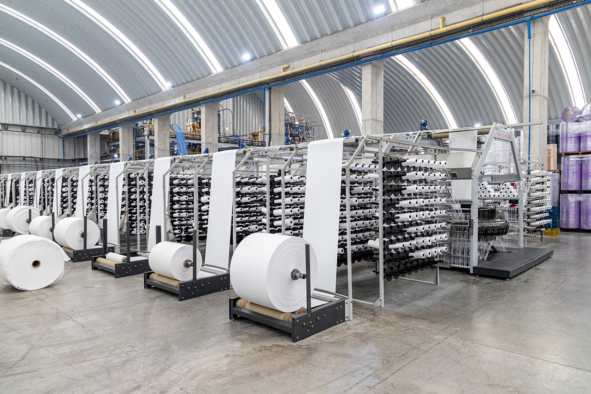 Documentación técnica de maquinaria de gran formato. Capturamos la escala y potencia de su capacidad instalada para reportes de activos y material de licitación internacional