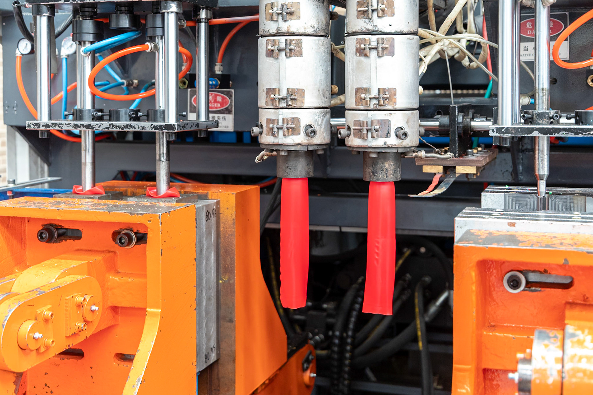 Registro visual de flujos de producción activos. Transformamos la complejidad de la manufactura en activos visuales que proyectan eficiencia, orden y cumplimiento de metas operativas.