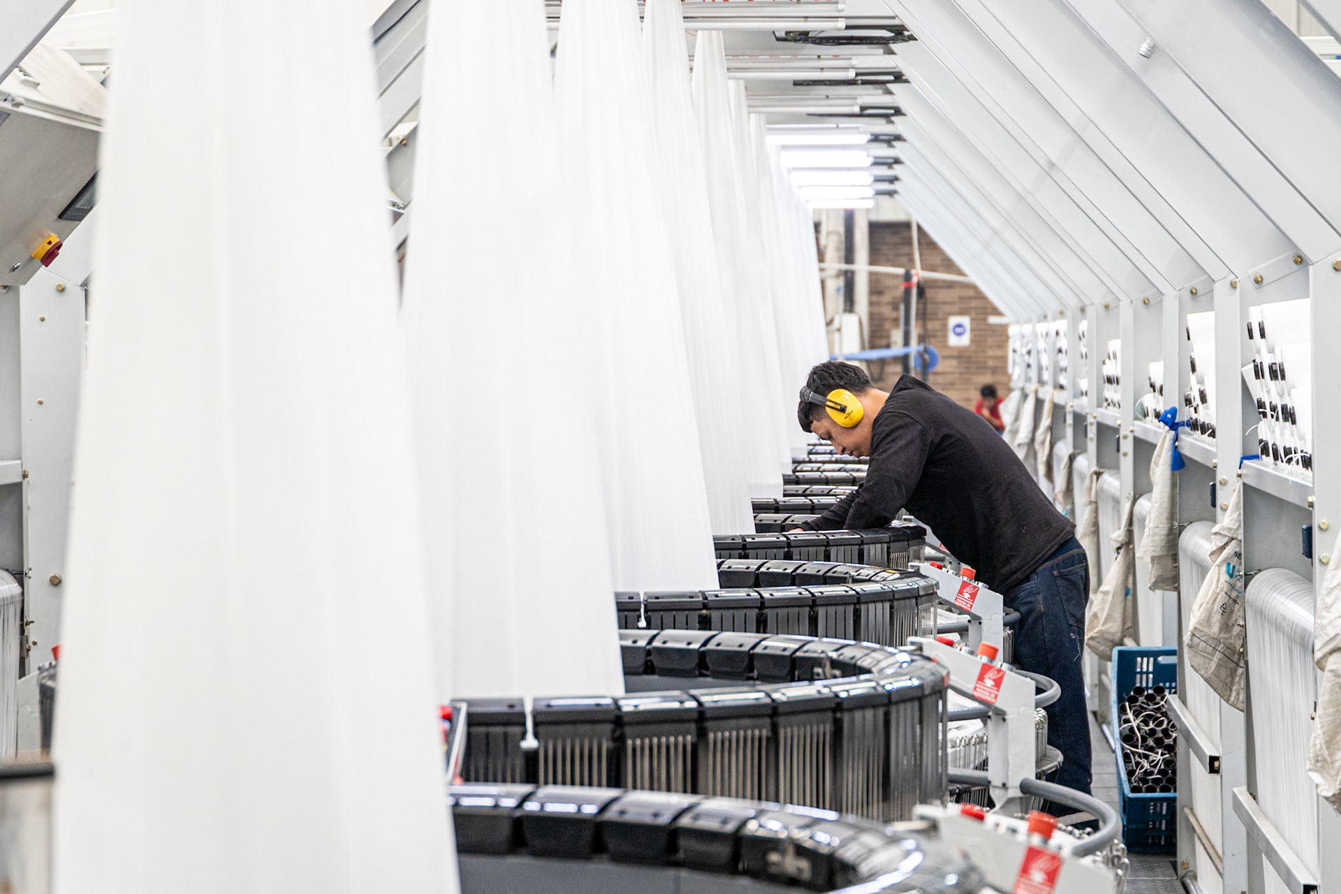 Sincronía operativa: Capturamos la dinámica laboral en planta, proyectando una cultura de orden, eficiencia y respeto por el proceso.