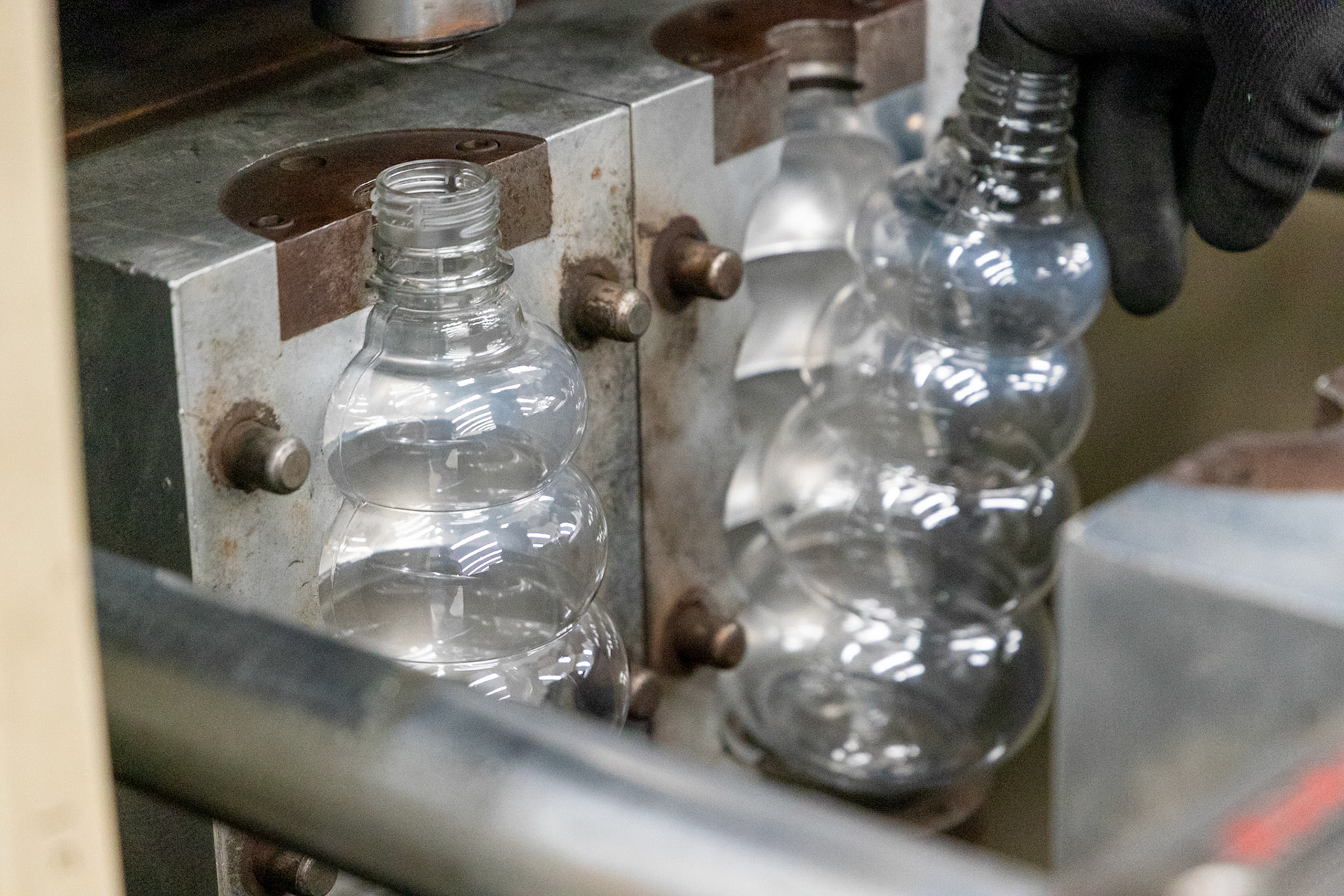 Ciclo de desmolde: Captura de producción activa. Transformamos la salida de línea en activos visuales para sus catálogos comerciales.