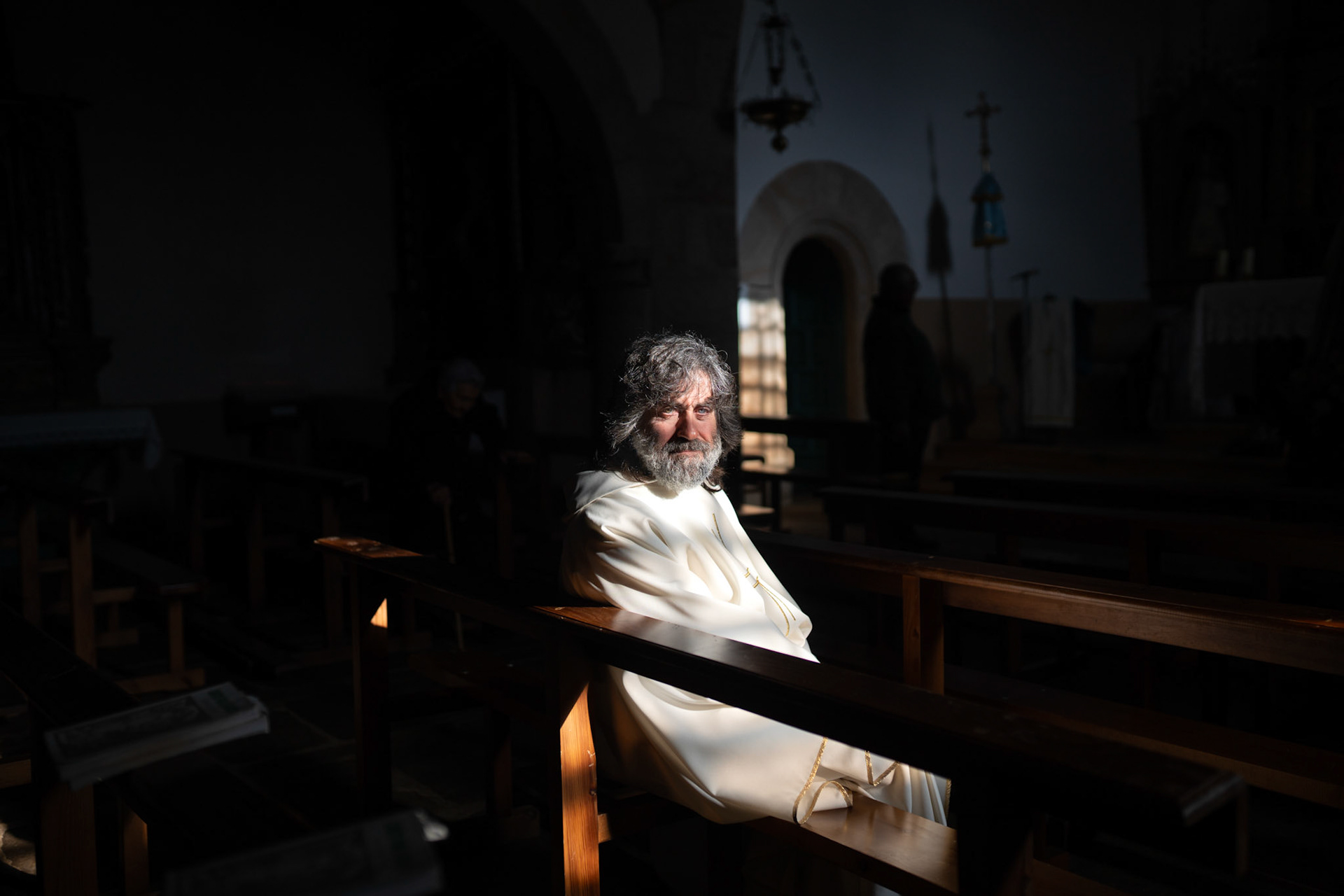 Retrato de Teo Nieto en la iglesia de Viñas, en la comarca zamorana de Aliste.
