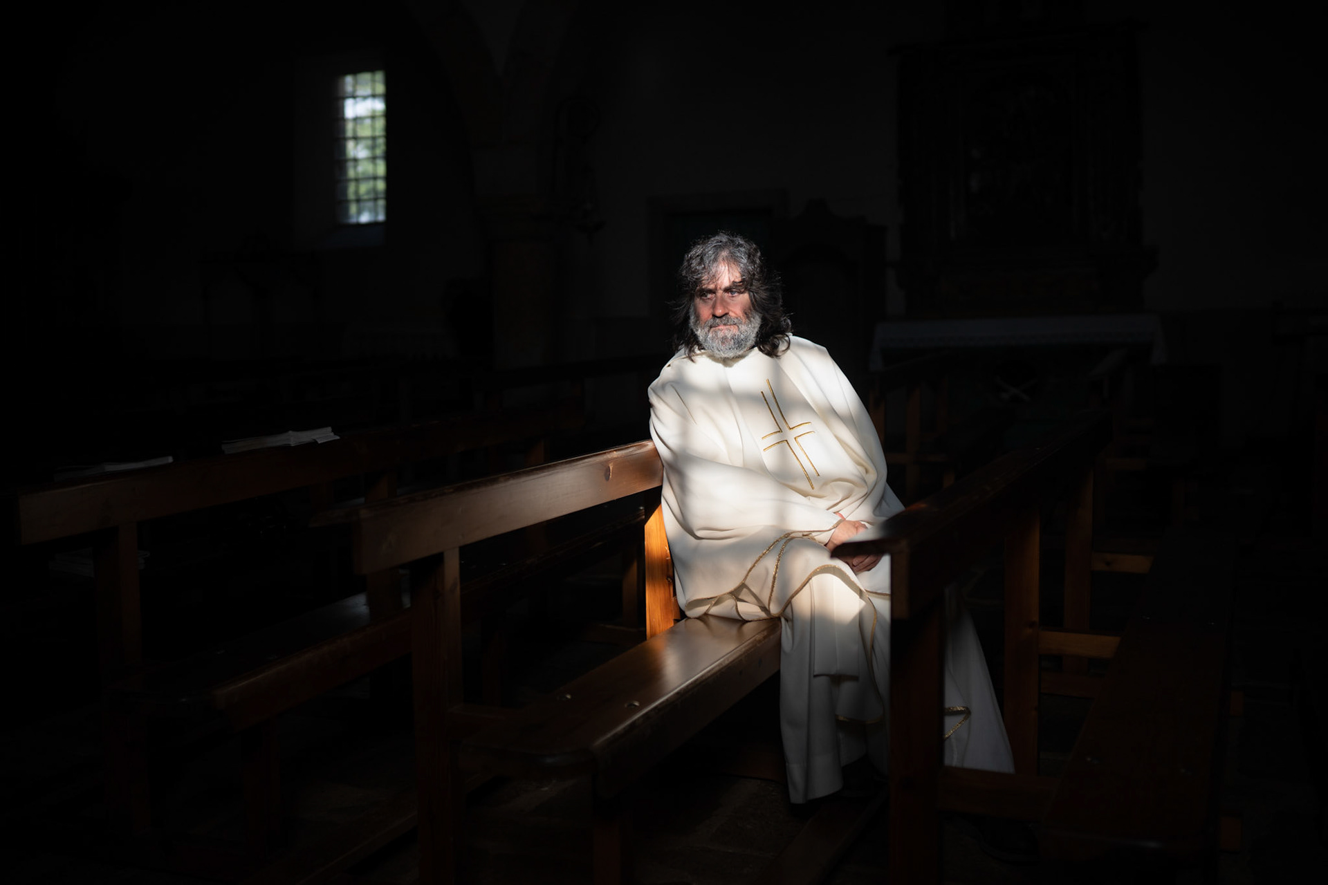 Retrato de Teo Nieto en la iglesia de Viñas, en la comarca zamorana de Aliste.