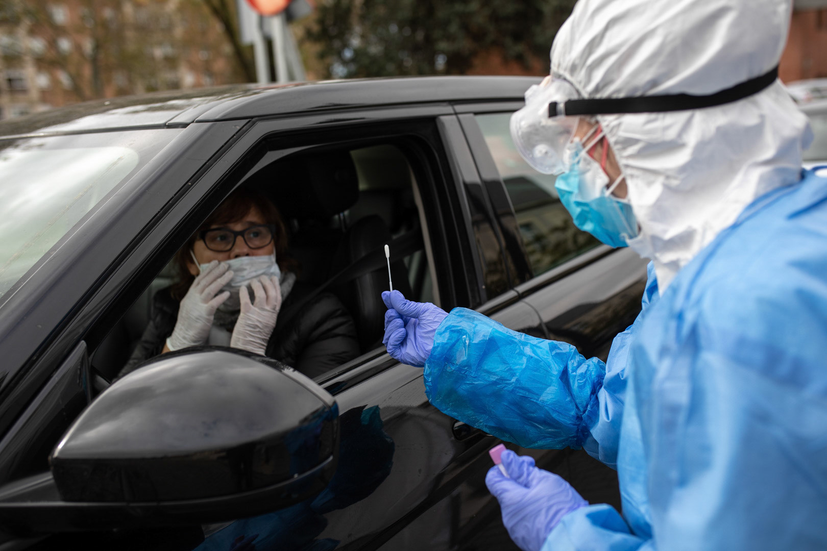 Primeras jornadas de pruebas pcr en el aparcamiento del Hospital Virgen de la Concha.