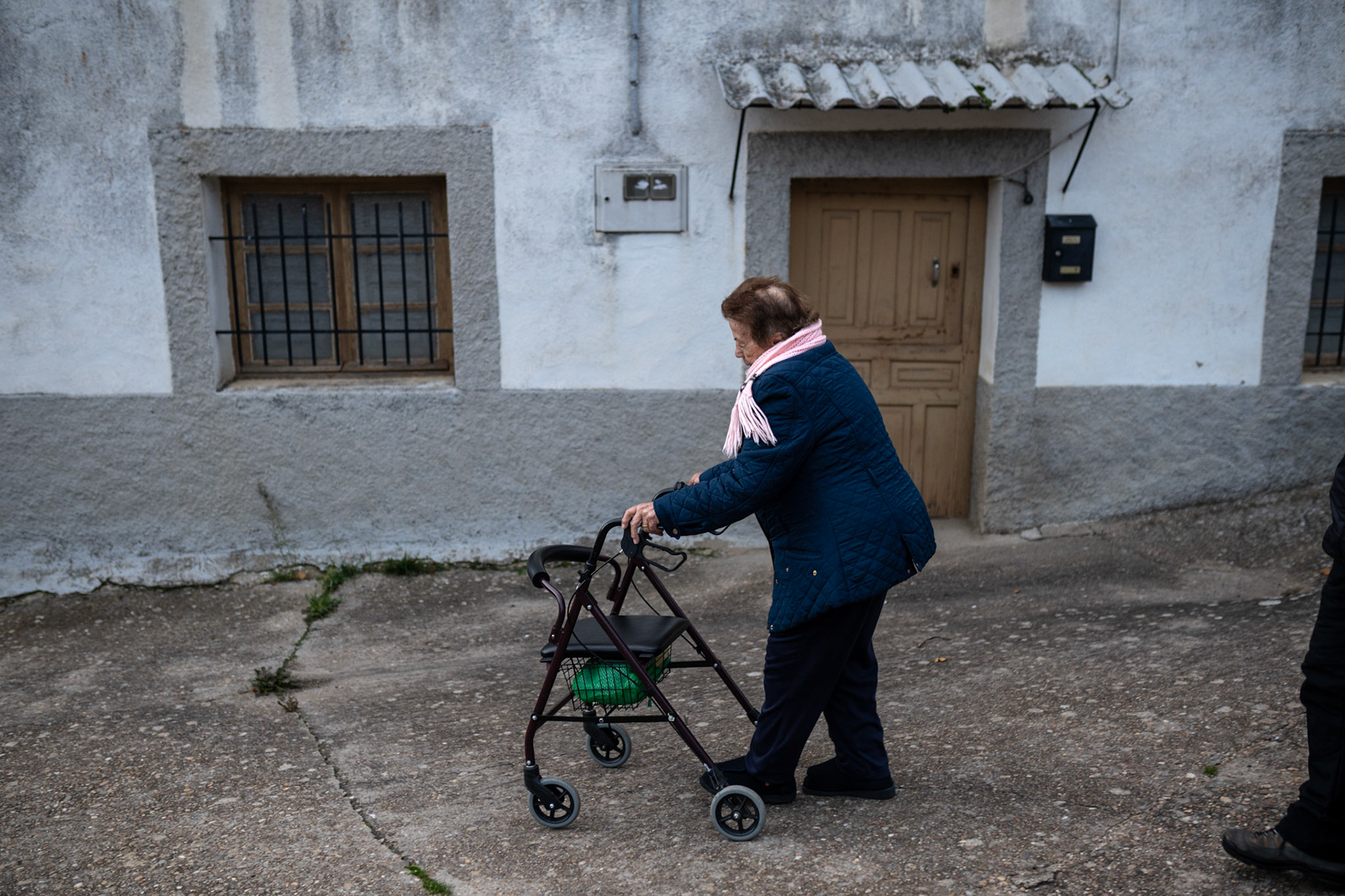 Margarita Calvo por las calles de Ufones.