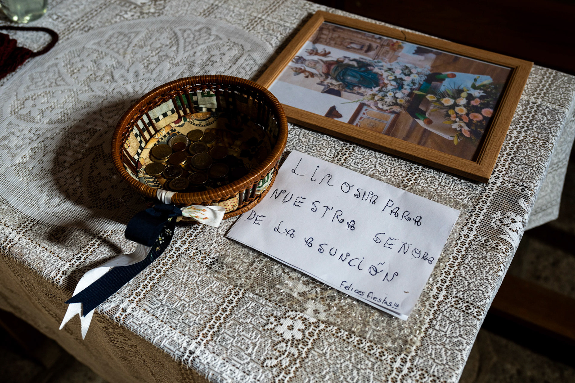 Plato de la limosna en la iglesia de Nuez de Aliste.
