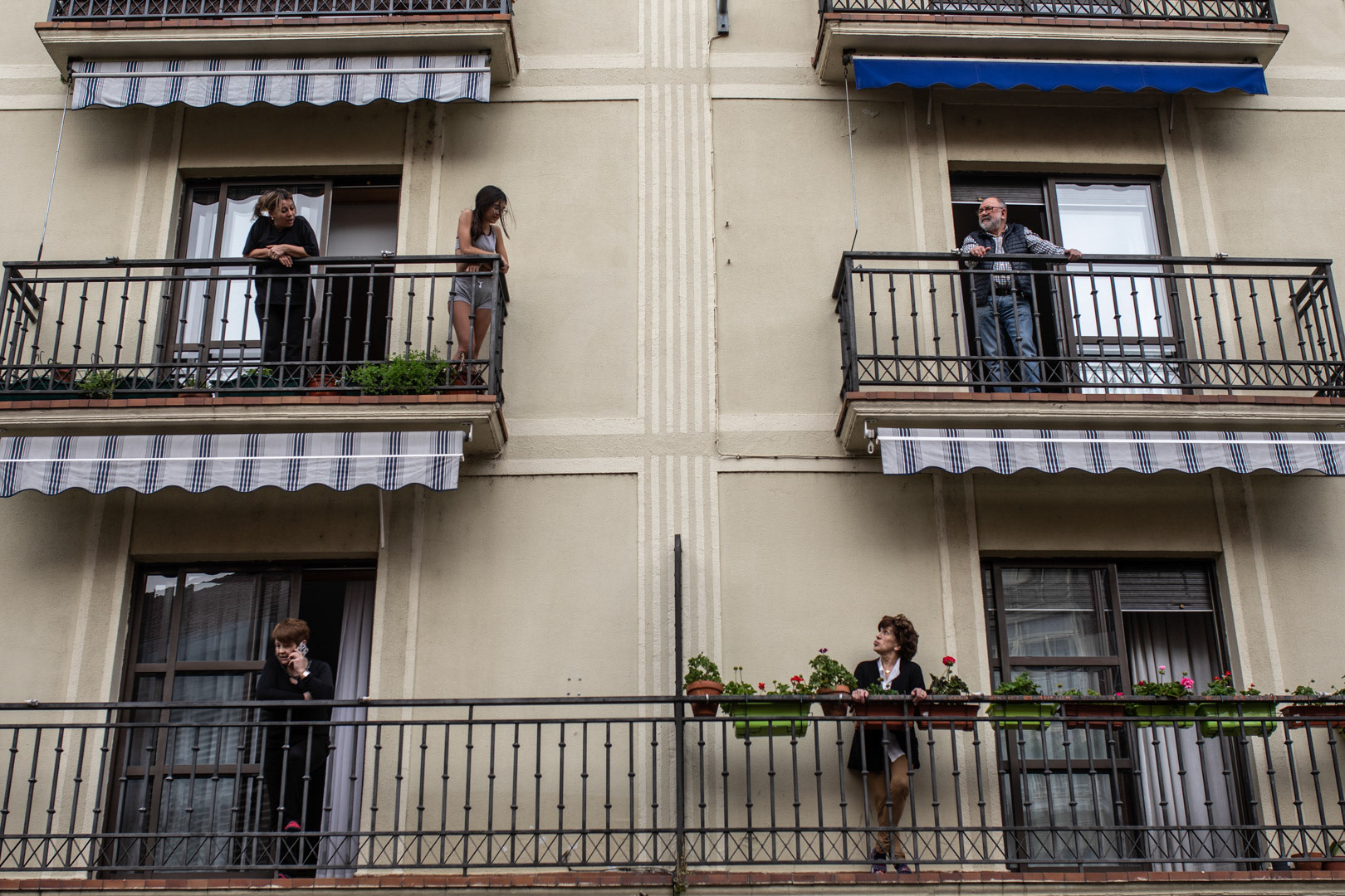 Conversaciones en los balcones durante los primeros días del confinamiento.
