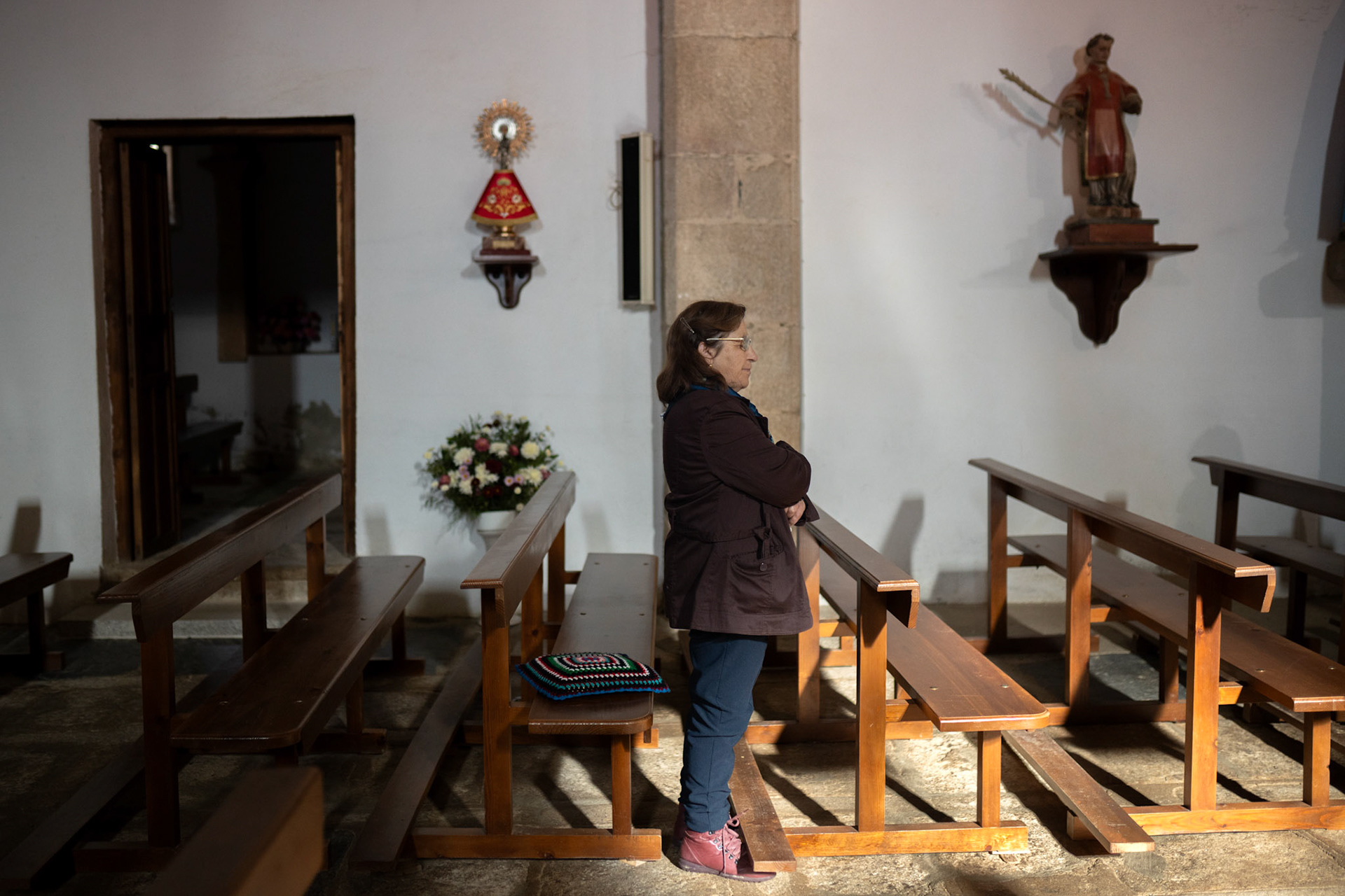 Mujeres durante la misa en Nuez de Aliste