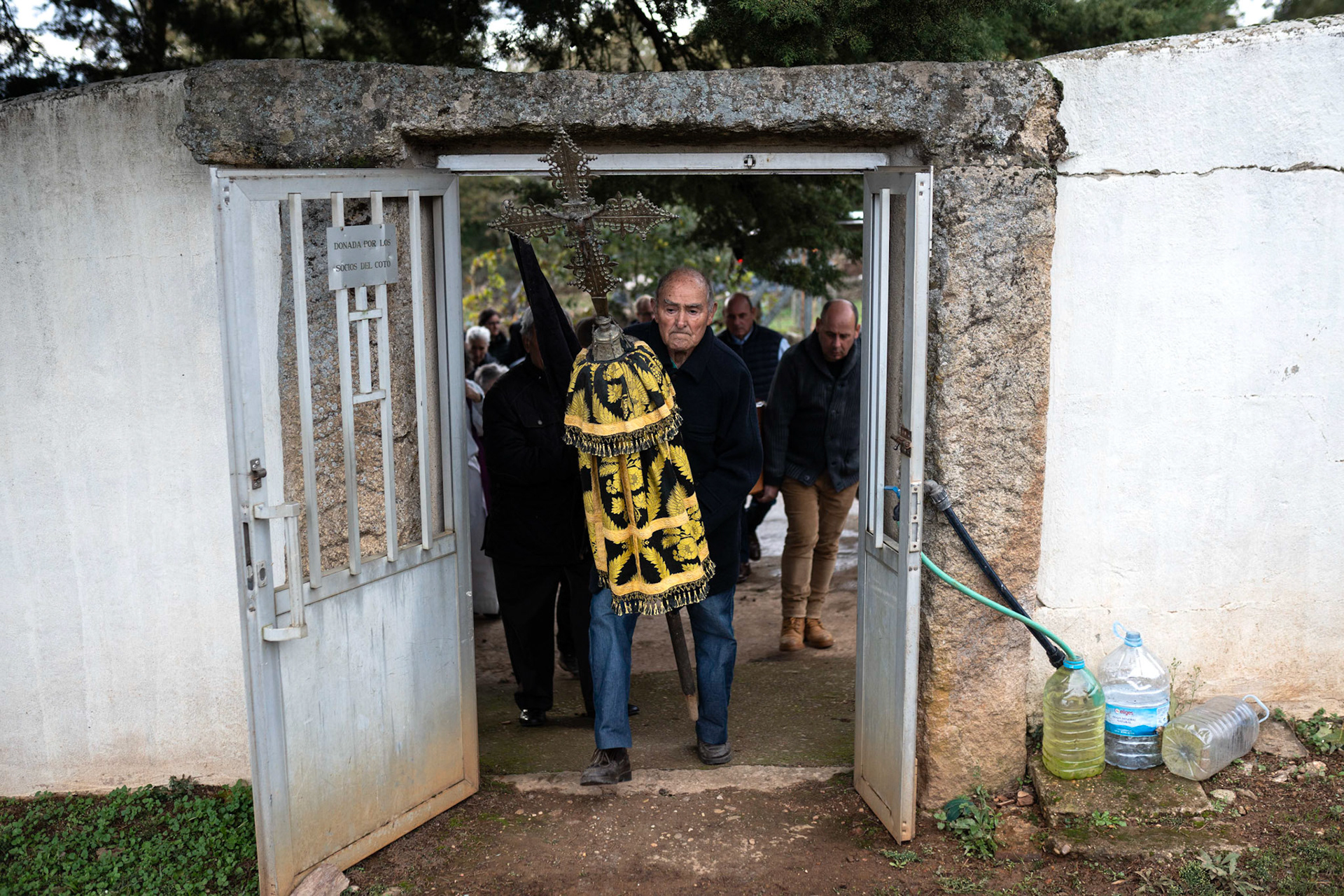 Paco, de Alcorcillo, entra con la cruz guía en el cementerio de la localidad.