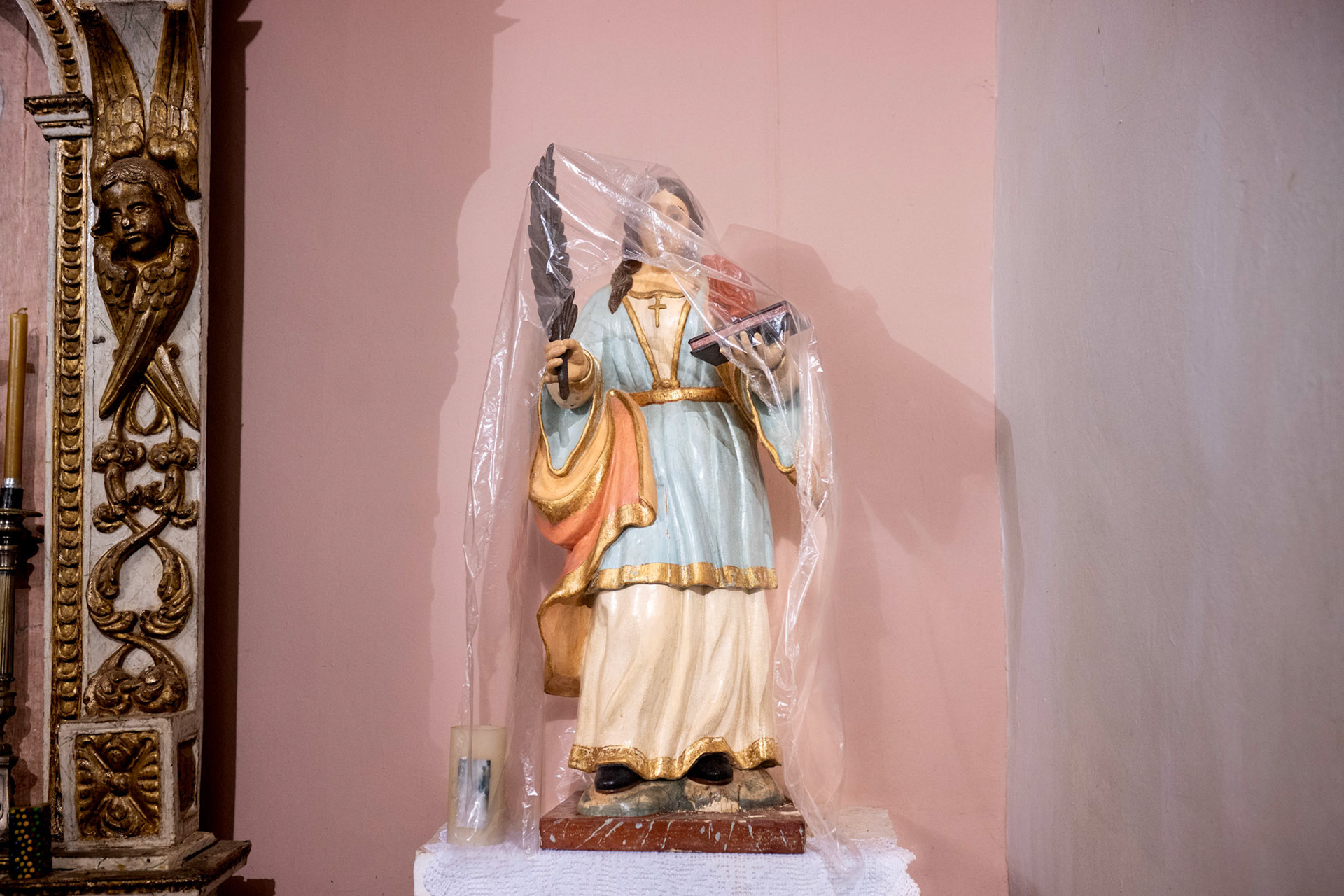 Santo protegido por un plástico en la iglesia de Ufones.