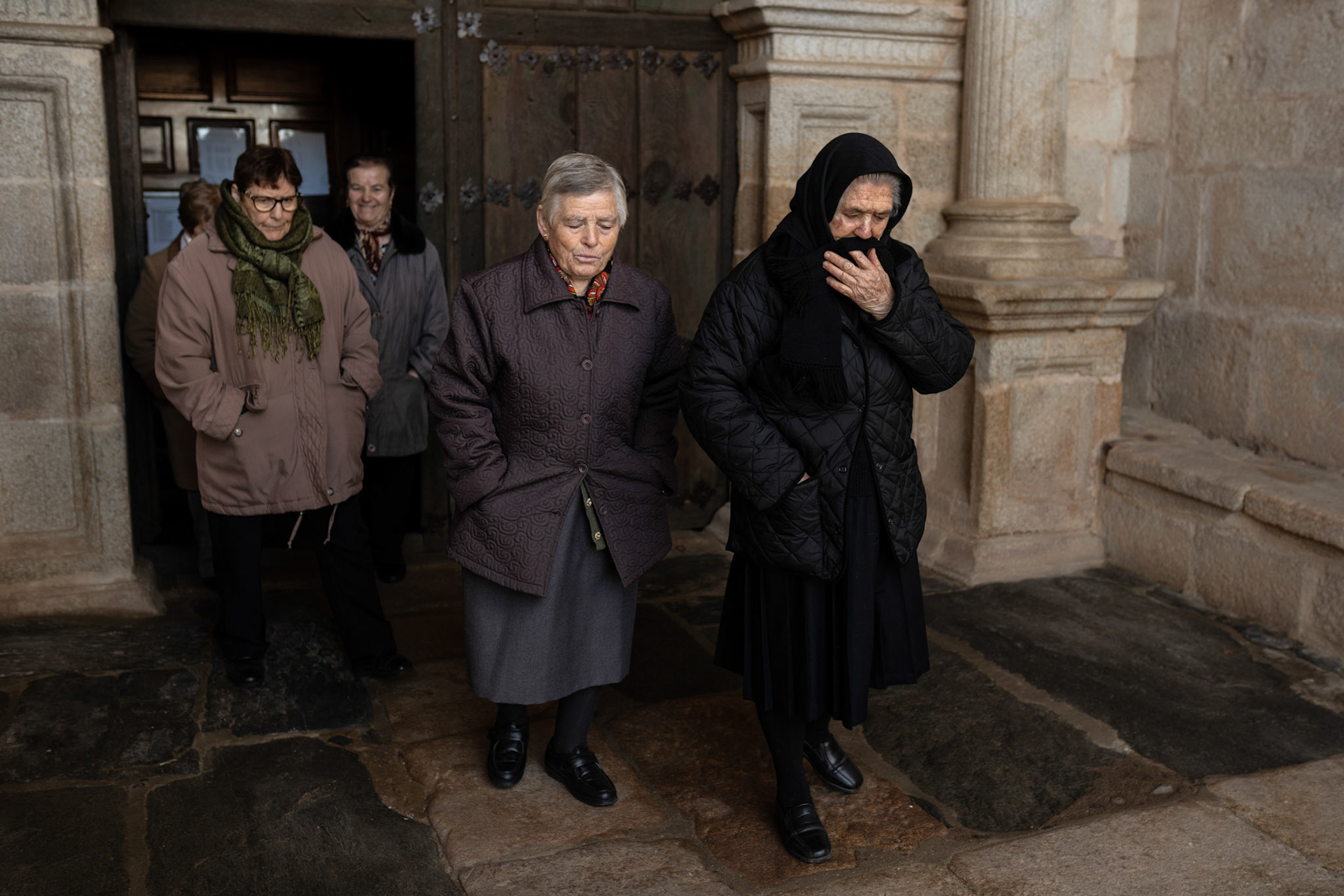 Salida de misa en Nuez de Aliste.