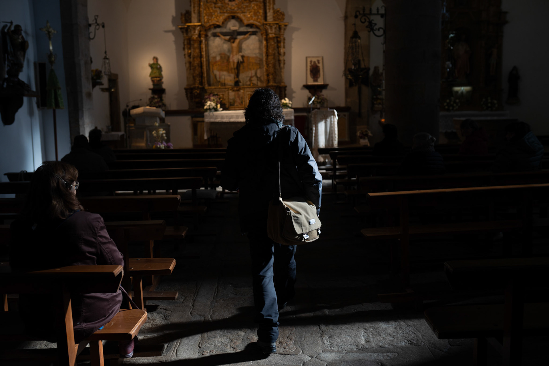 Teo Nieto entra en la iglesia de Nuez de Aliste.