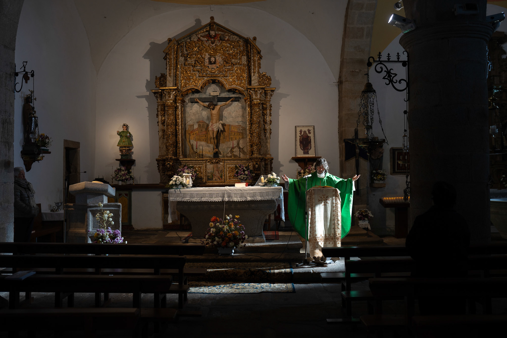 Teo Nieto celebra la eucaristía en la iglesia de Nuez de Aliste.