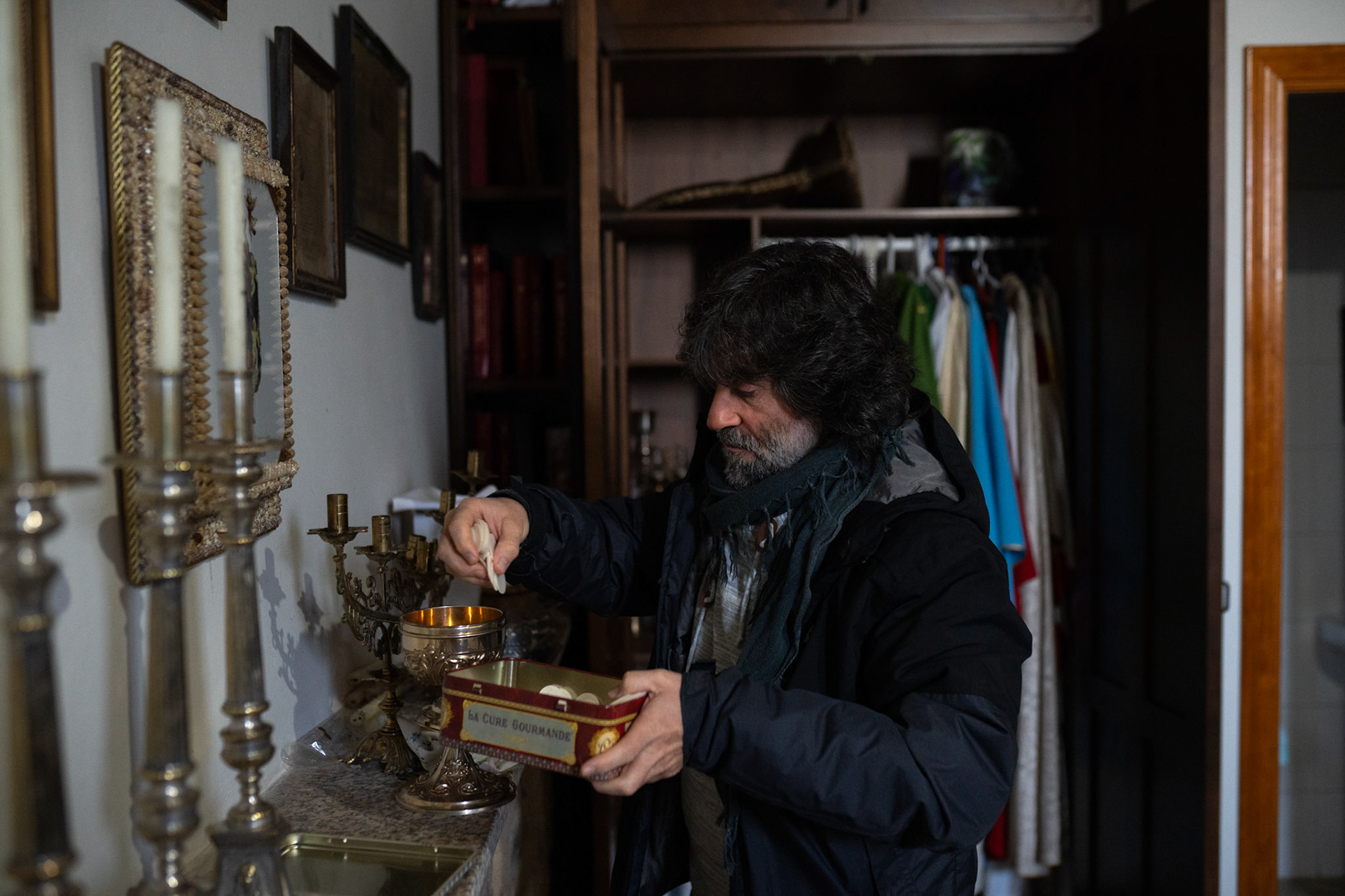 Teo Nieto prepara las hostias en la sacristía de la iglesia de Nuez de Aliste.