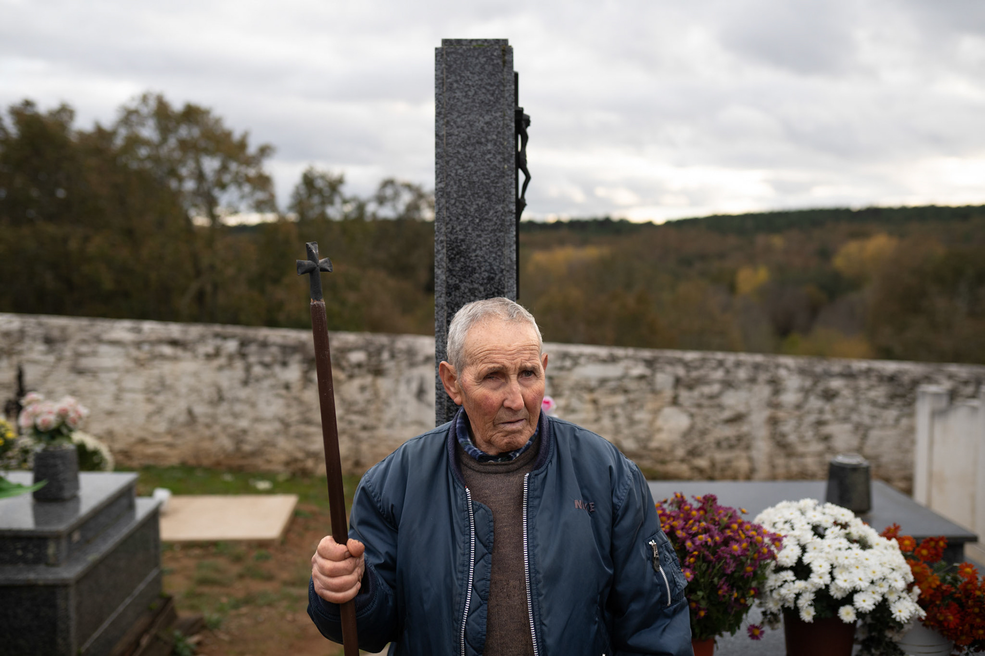 Valentín, de Alcorcillo, en el cementerio del pueblo.
