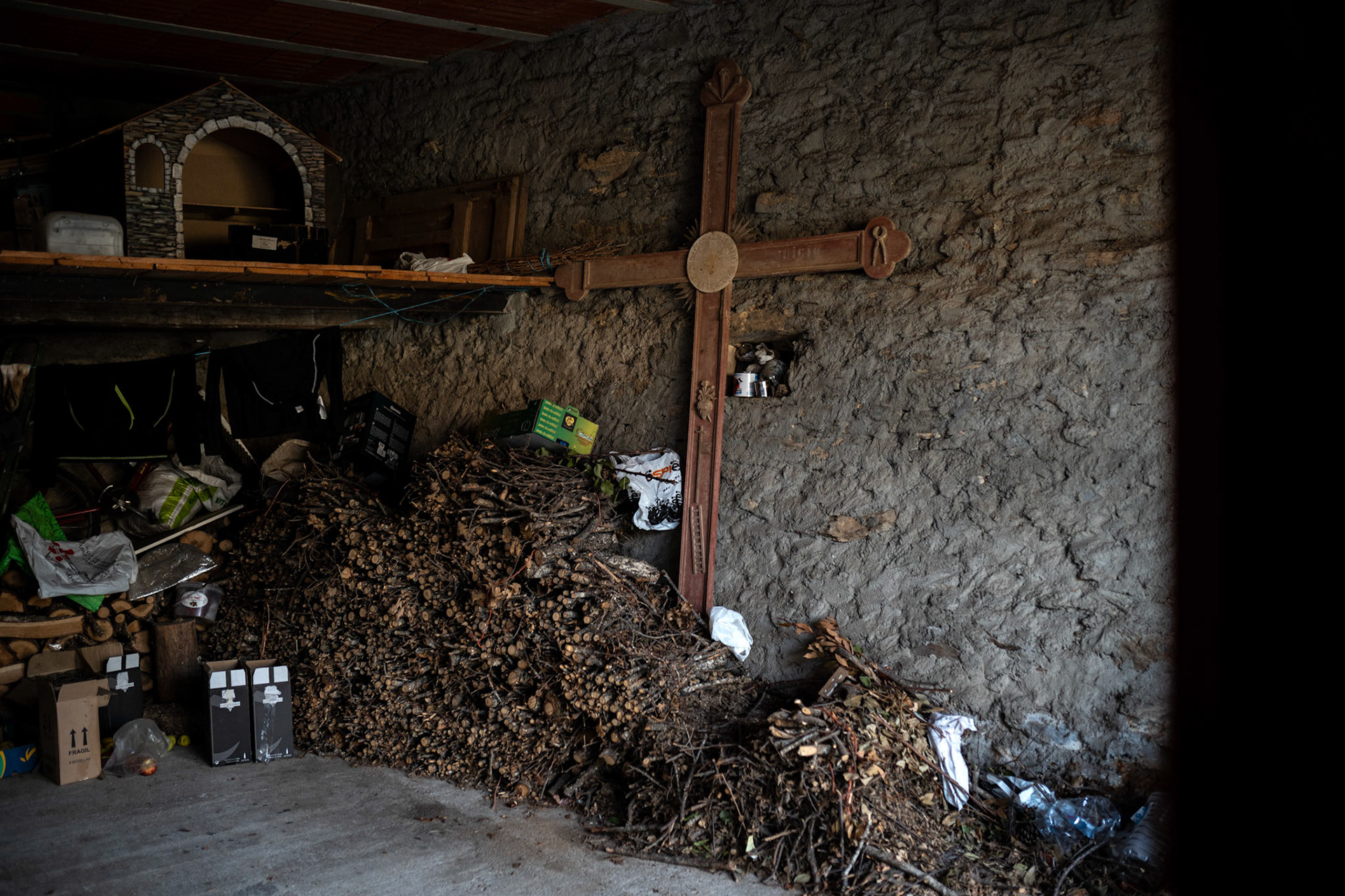 Una cruz amontonada en el garaje de Teo Nieto en San Juan del Rebollar.