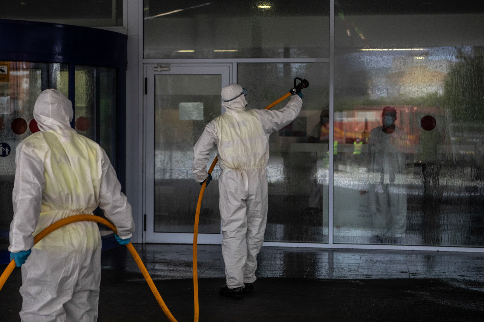 Efectivos de la UME desinfectan la entrada del Hospital Provincial de Zamora.
