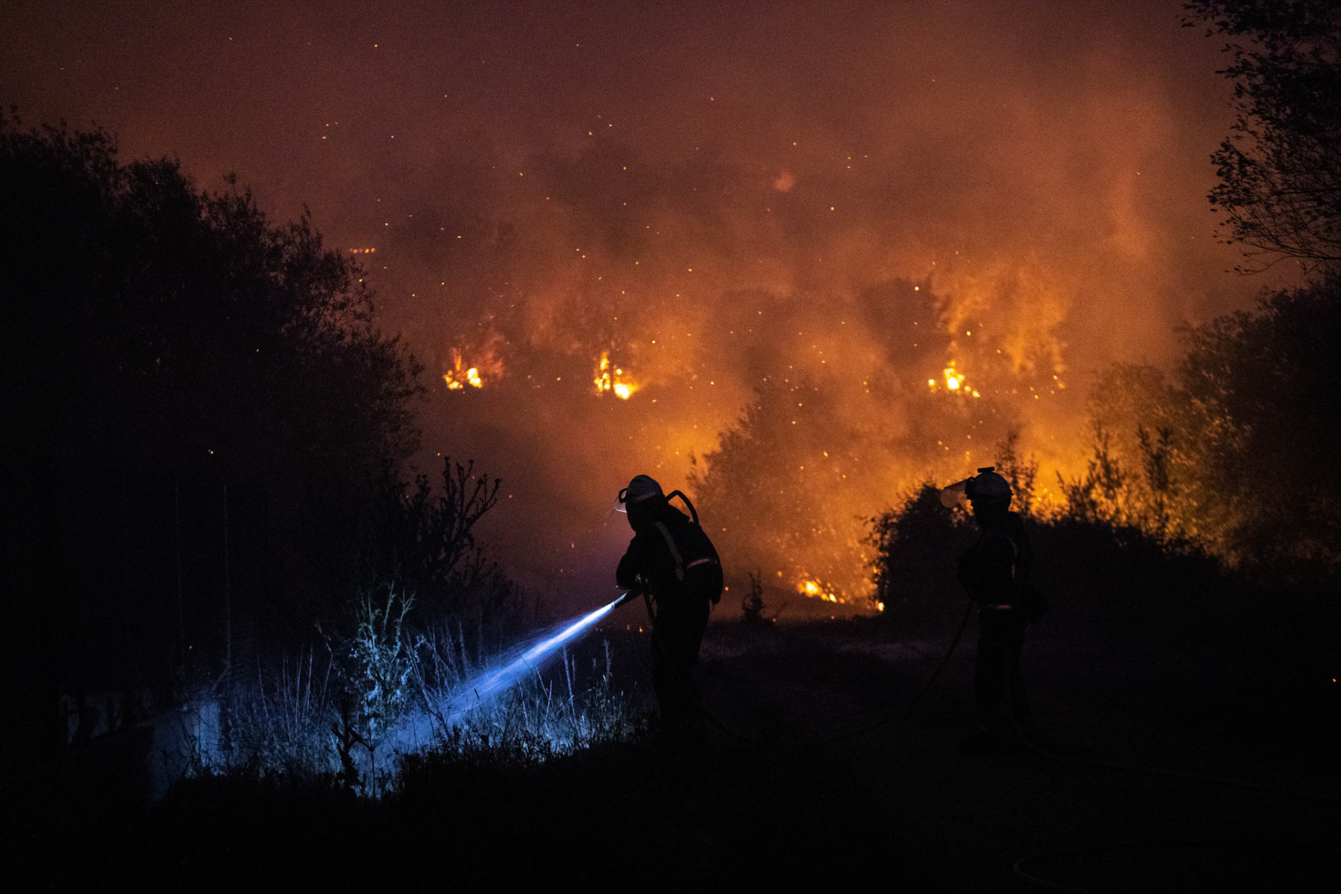 INCENDIO SIERRA DE LA CULEBRA Y LOS VALLES. NOCHE EN PUMAREJO DE TERA