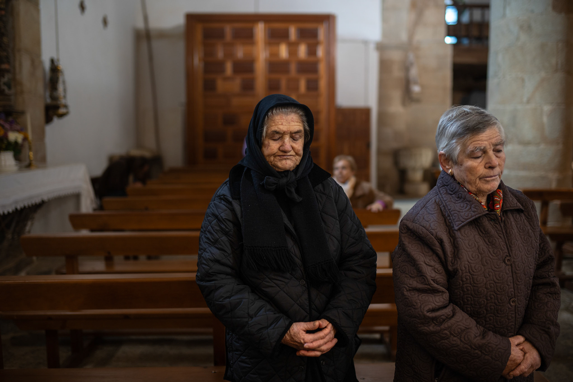 Mujeres durante la misa en Nuez de Aliste