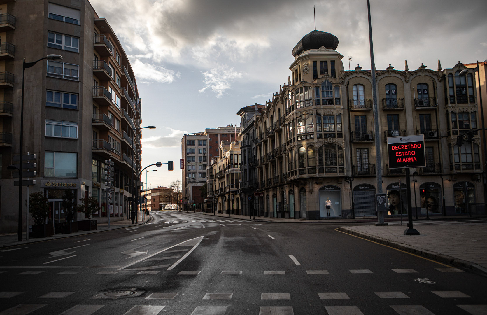 Vista de la Avenida de Portugal y Avenida Alfonso IX, en la capital zamorana, durante los primeros días de confinamiento.