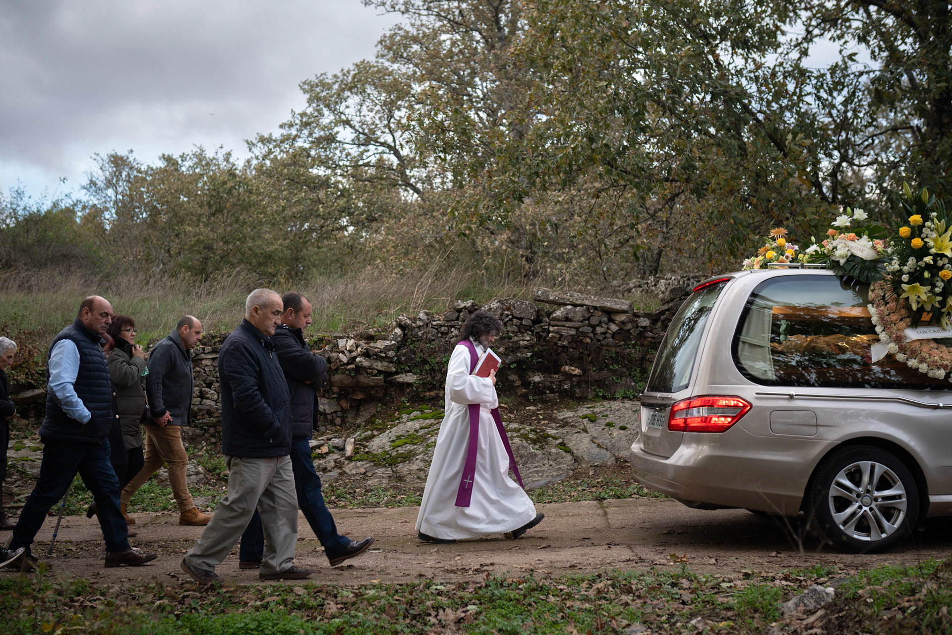 Camino del cementerio en el funeral de Marina Barrera en Alcorcillo.