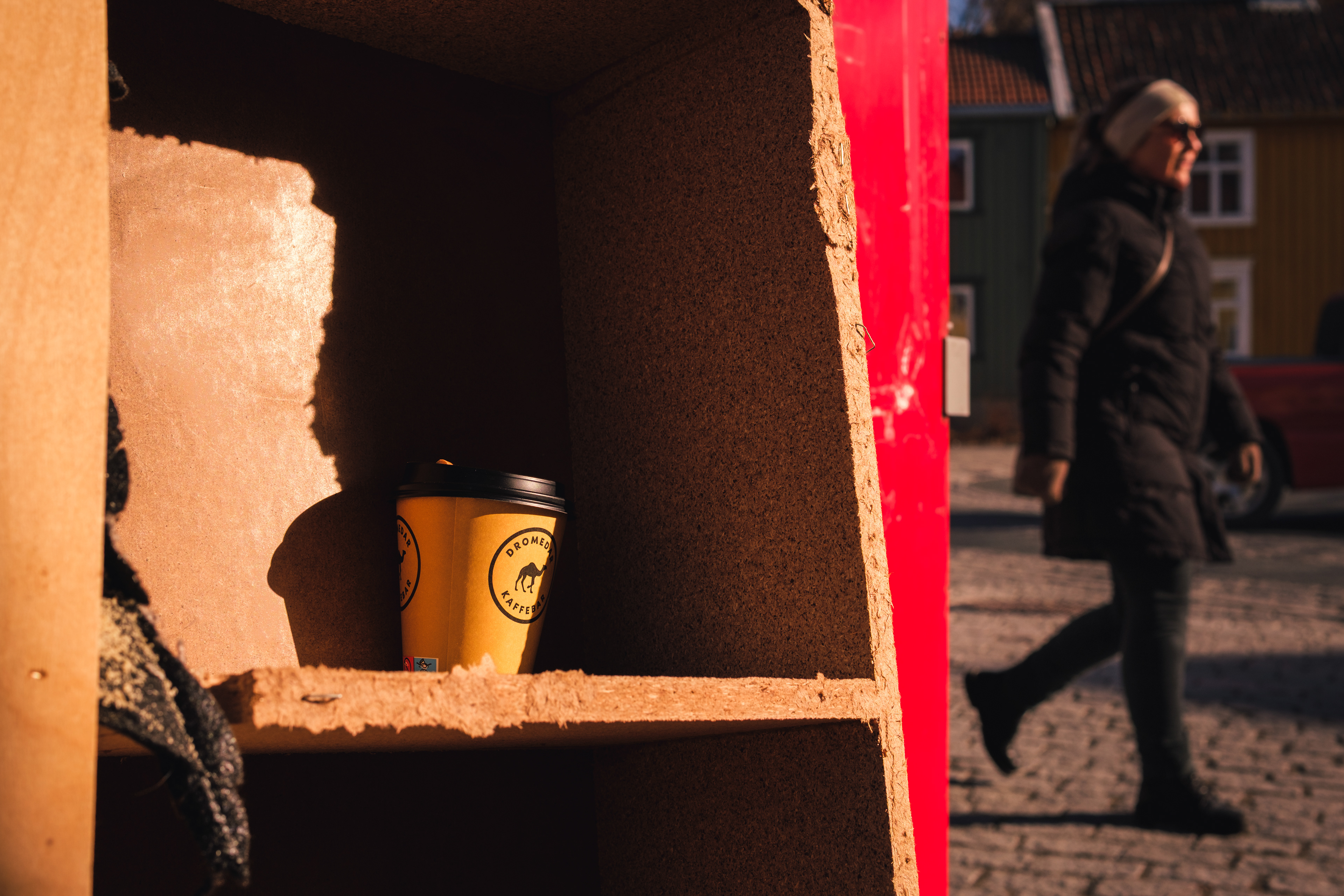 Ensom kopp i et skap satt ute på gaten 