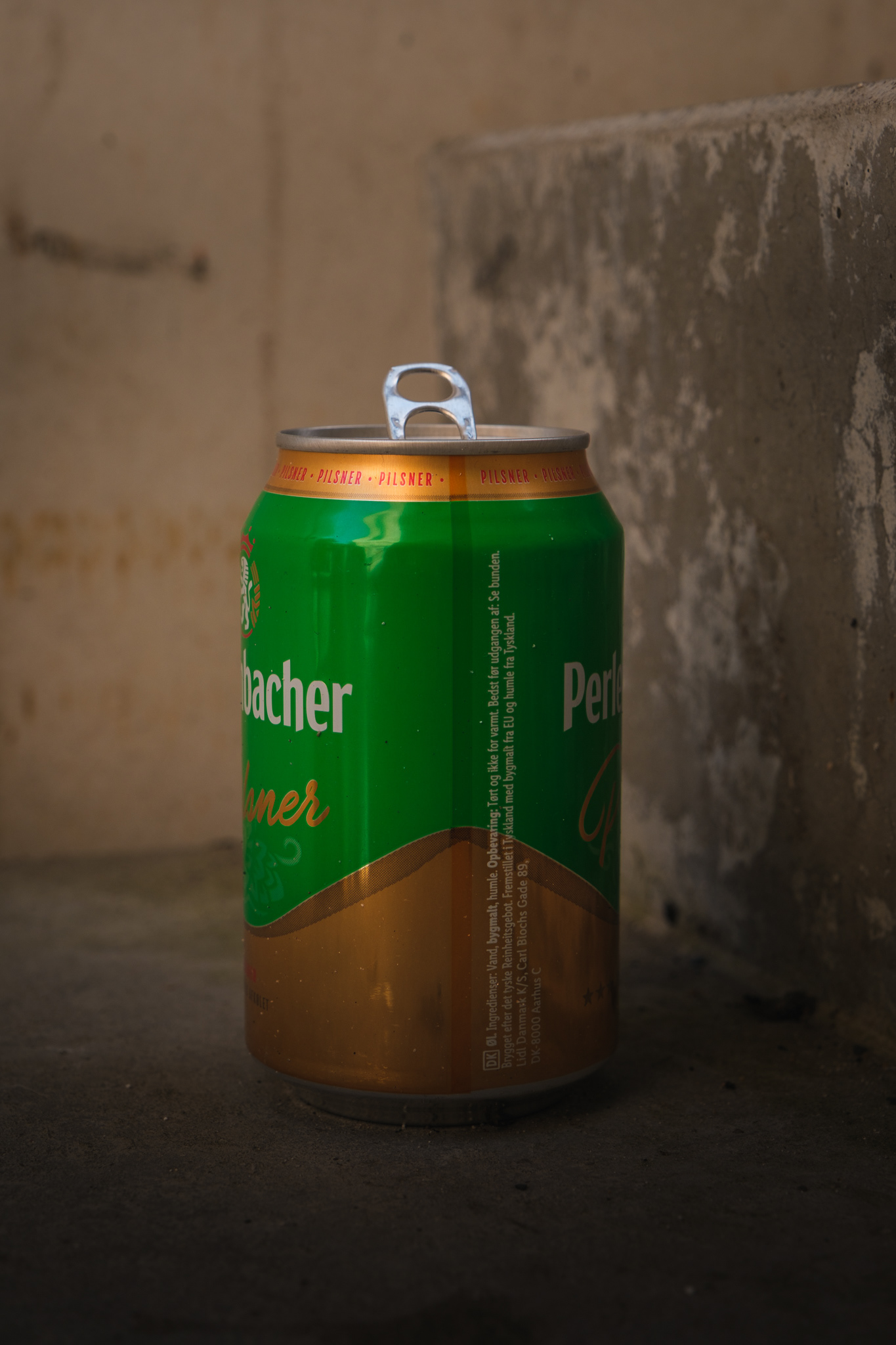 En forlatt boks med øl, sittende alene i en trapp