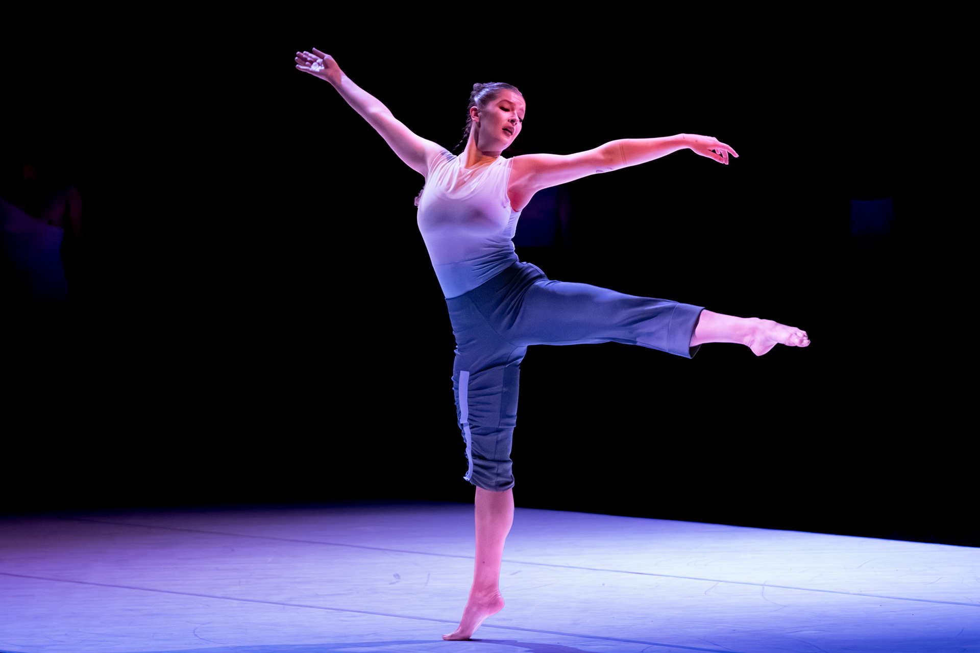 Una danzatrice della Compagnia EgriBiancoDanza in azione