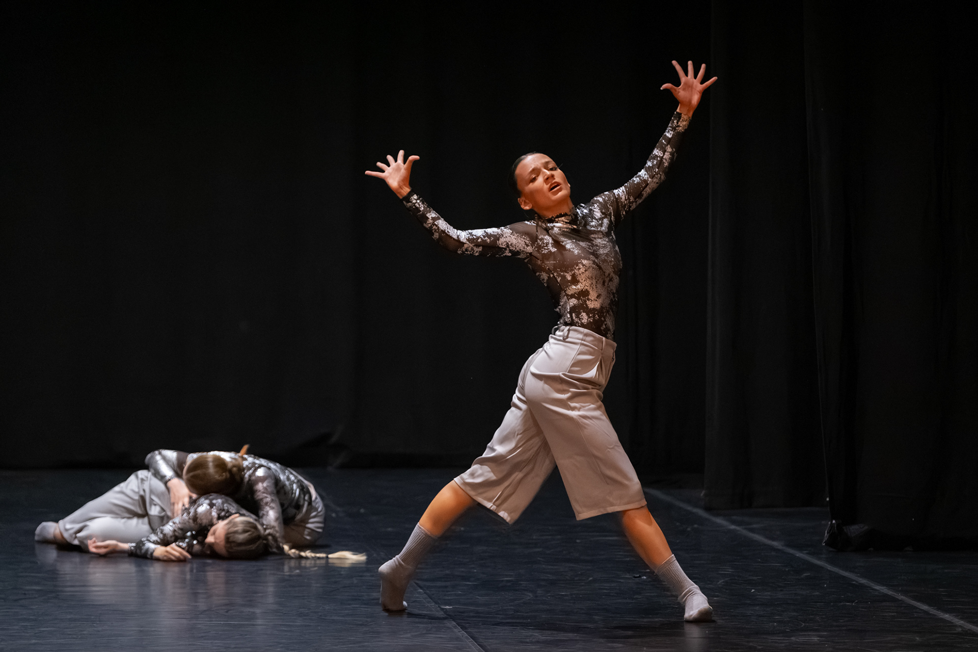 Danzatrici durante la coreografia "NON ANCORA - Elogio della soglia" di Laura Ziccardi