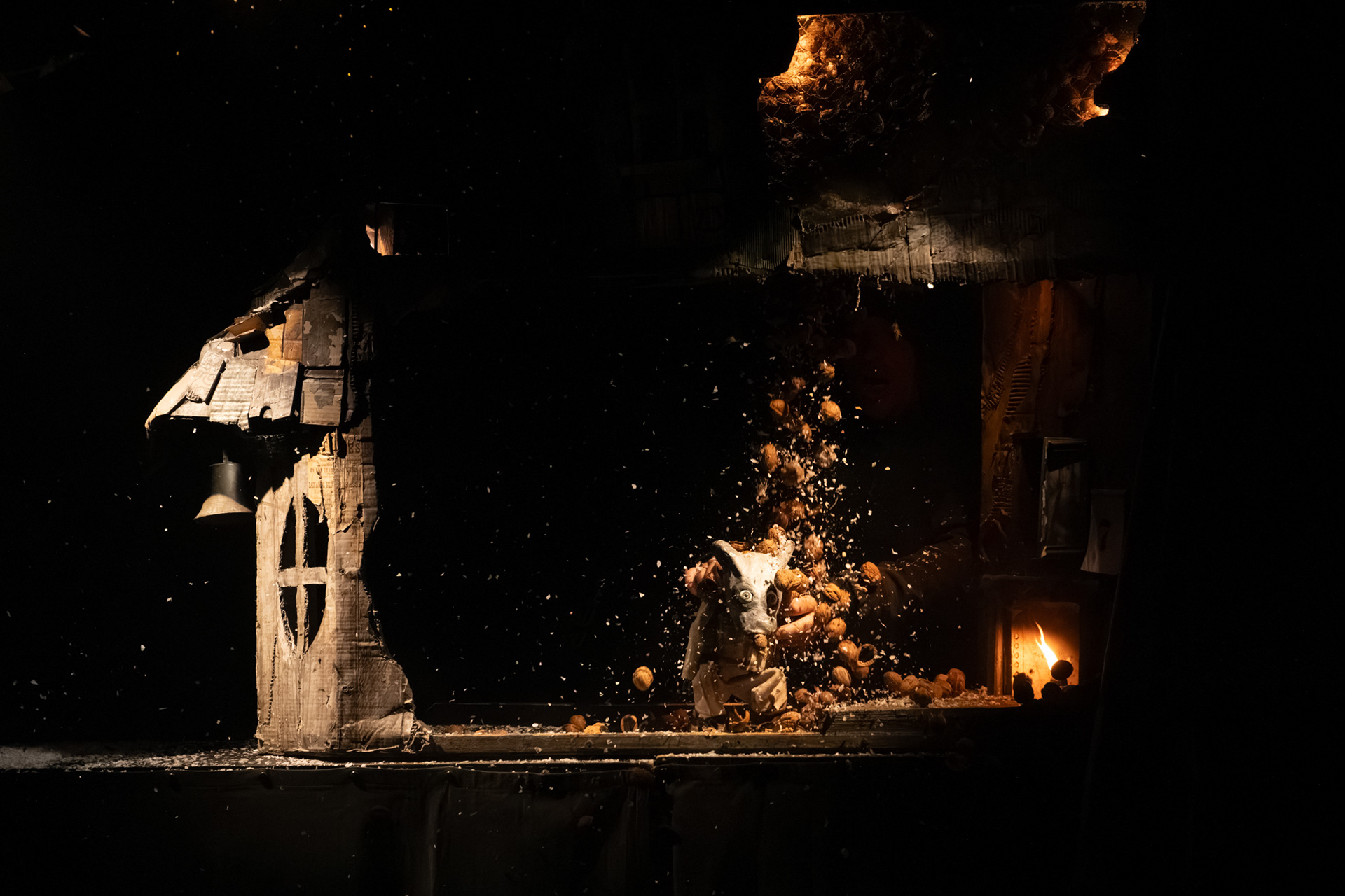Una delle marionette di Edèn sotto una pioggia di noci
