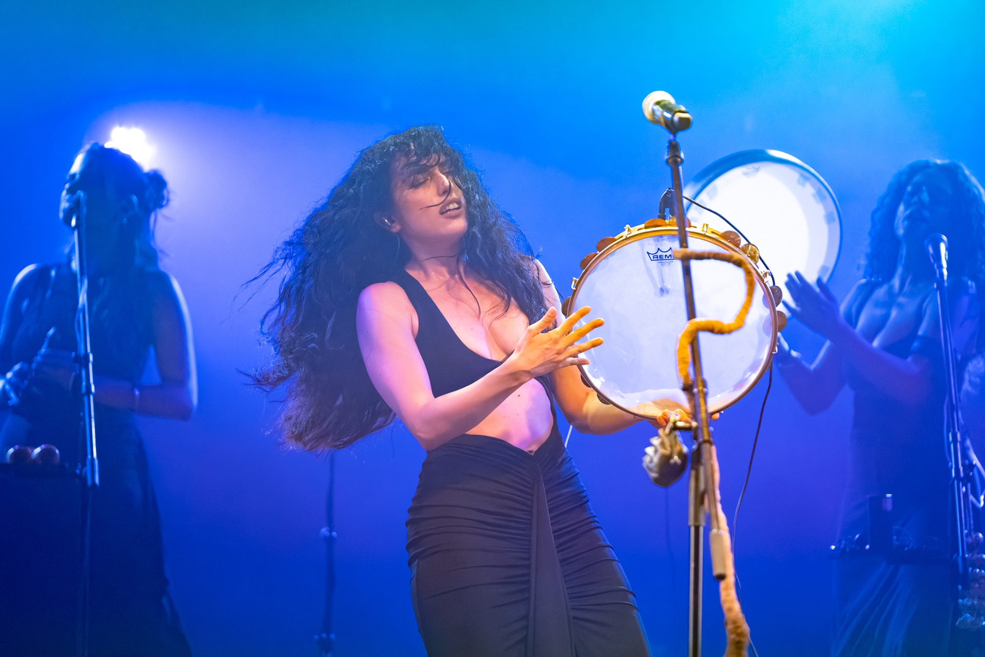 La Niña sul palco con la band – Jazz:Re:Found 2026