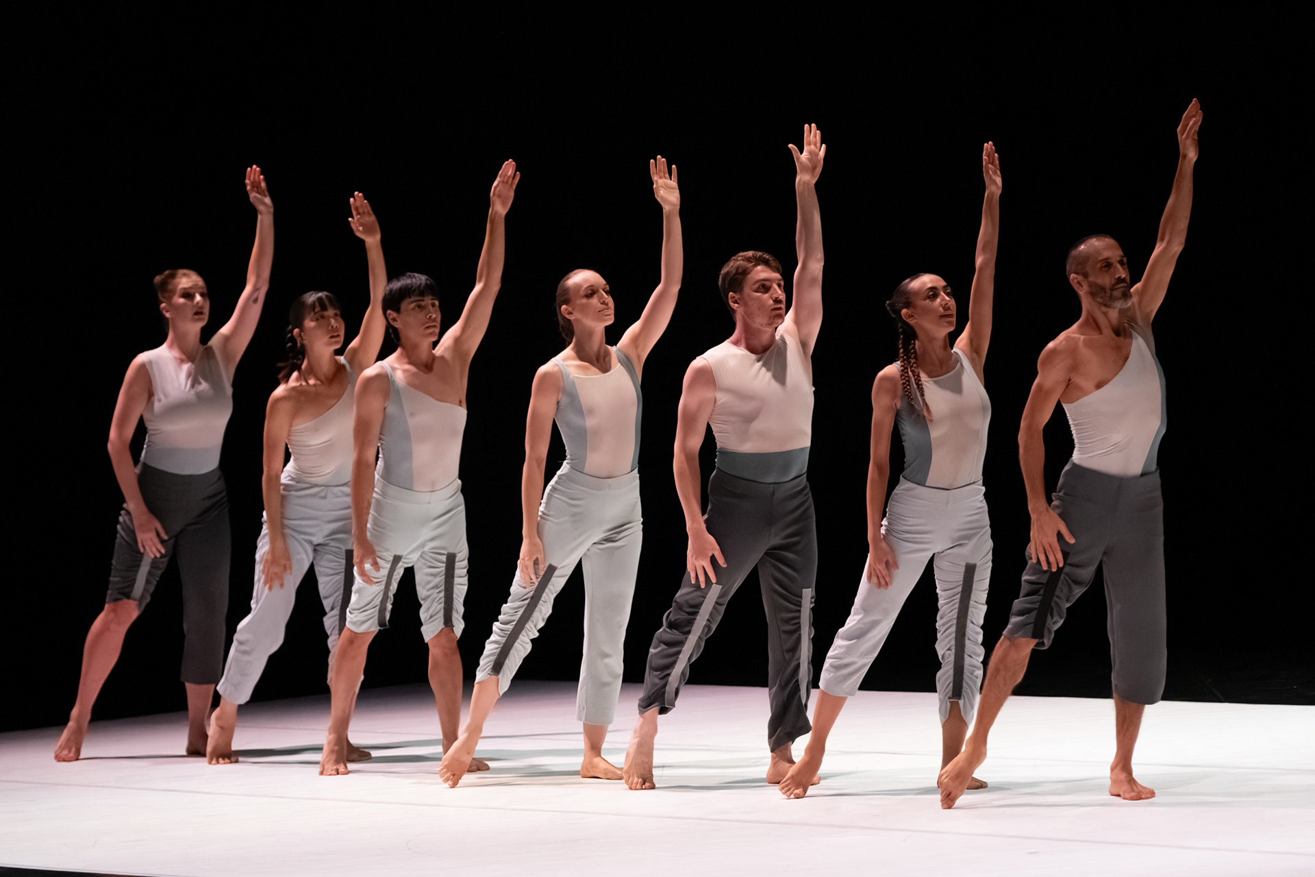 Un gruppo di danzatori della Compagnia EgriBiancoDanza durante una coreografia