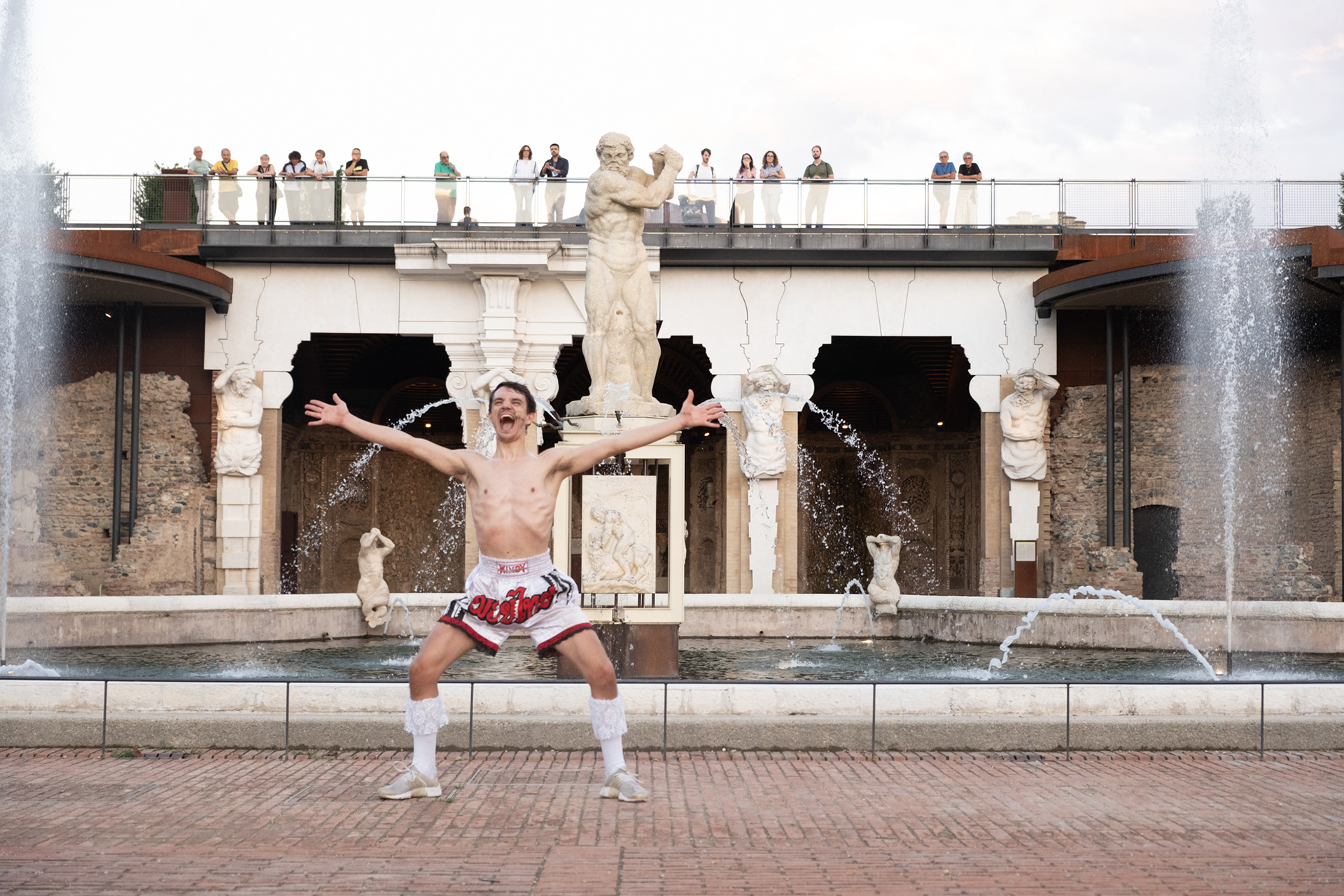 Davide Tagliavini interpreta THAT'S ALL davanti alla Fontana d'Ercole nei Giardini della Reggia di Venaria