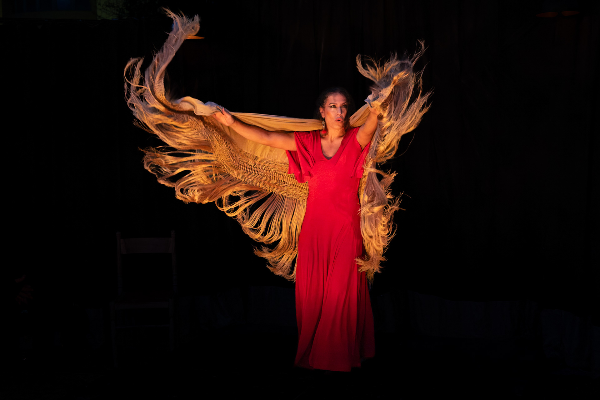 Alice Alban-Zapata danza avvolta in un grande scialle 