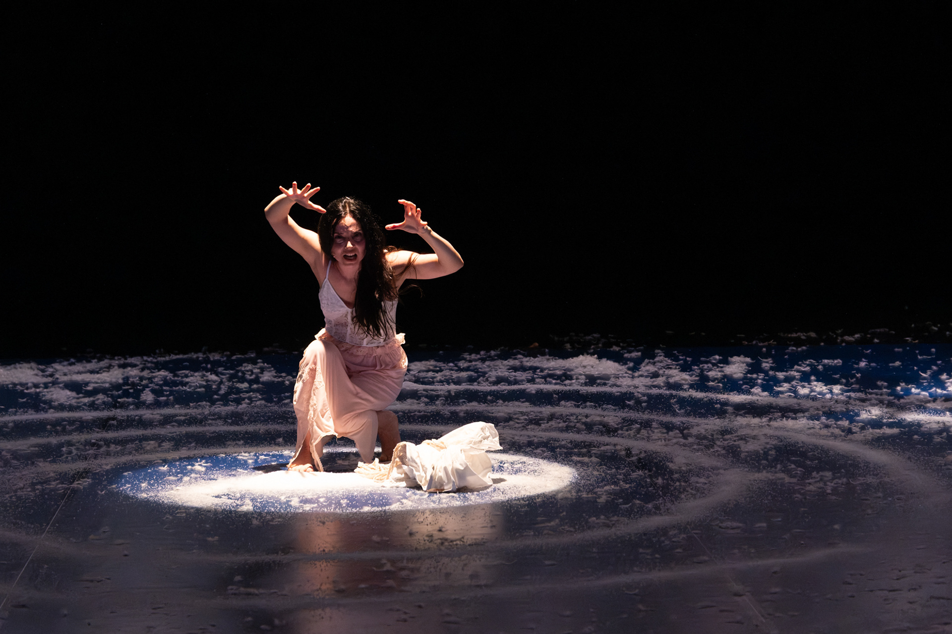 Una delle performer al centro della scena