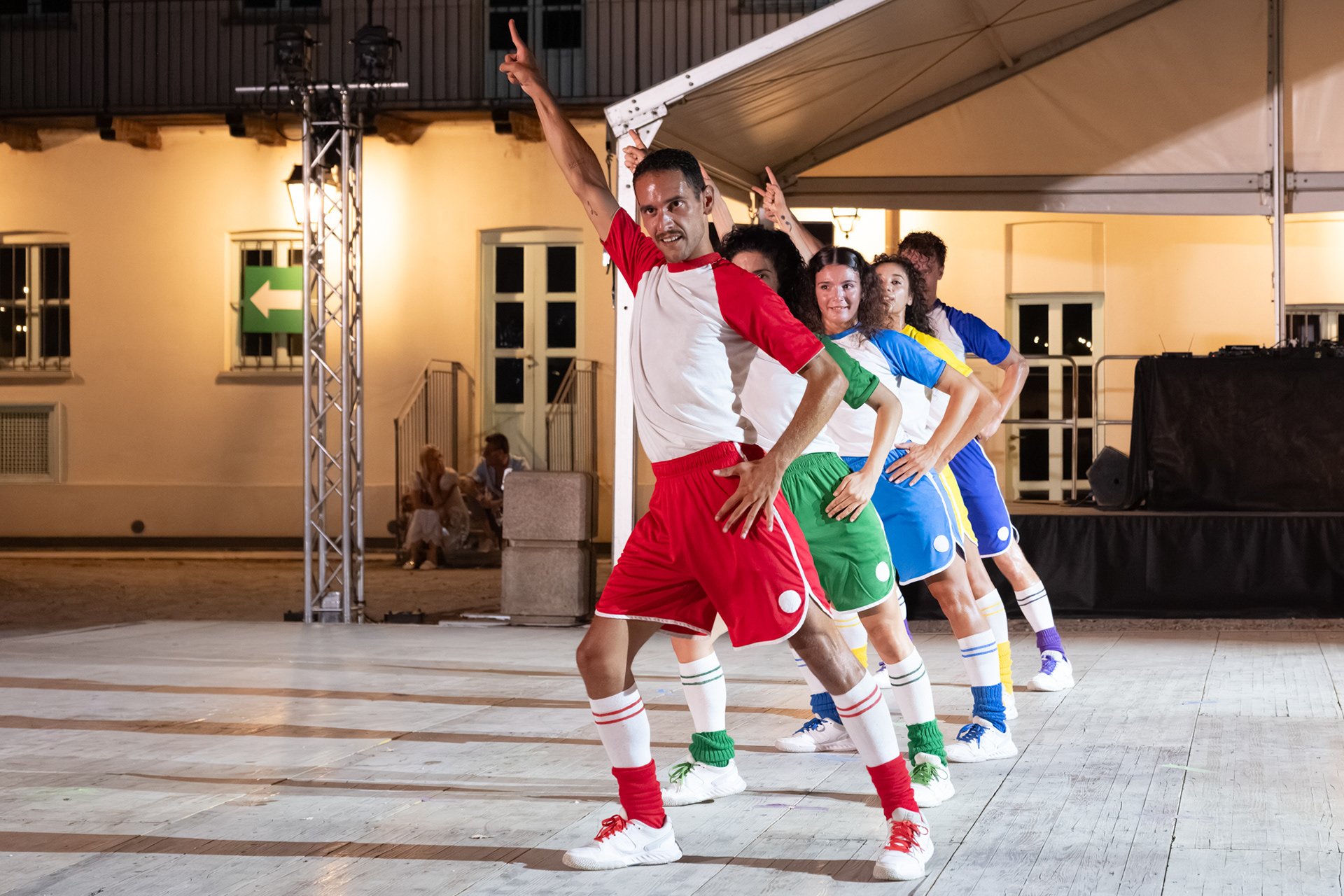 I danzatori di LostMovement in fila