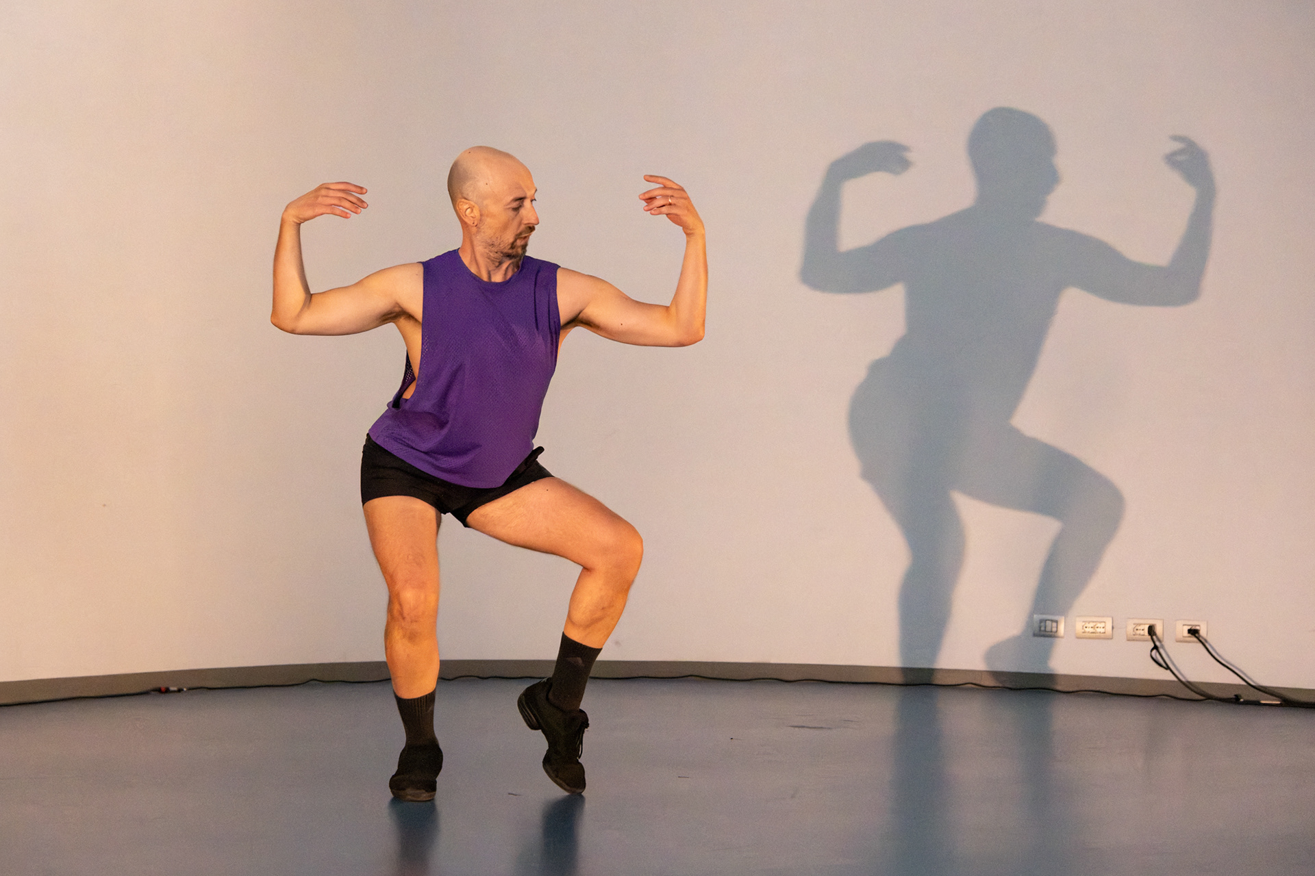 Riccardo Fusiello durante la coreografia "Della fragilità dei corpi"