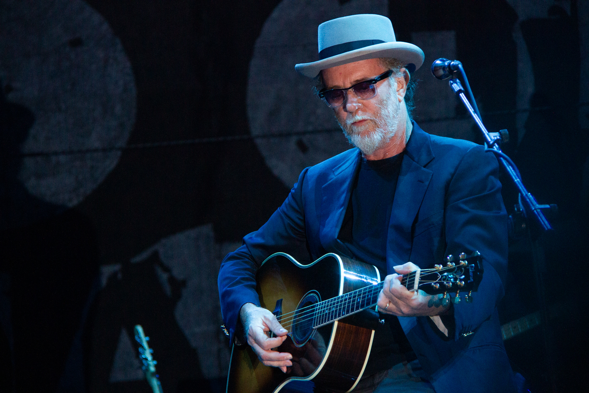 Il cantautore Francesco De Gregori alla chitarra