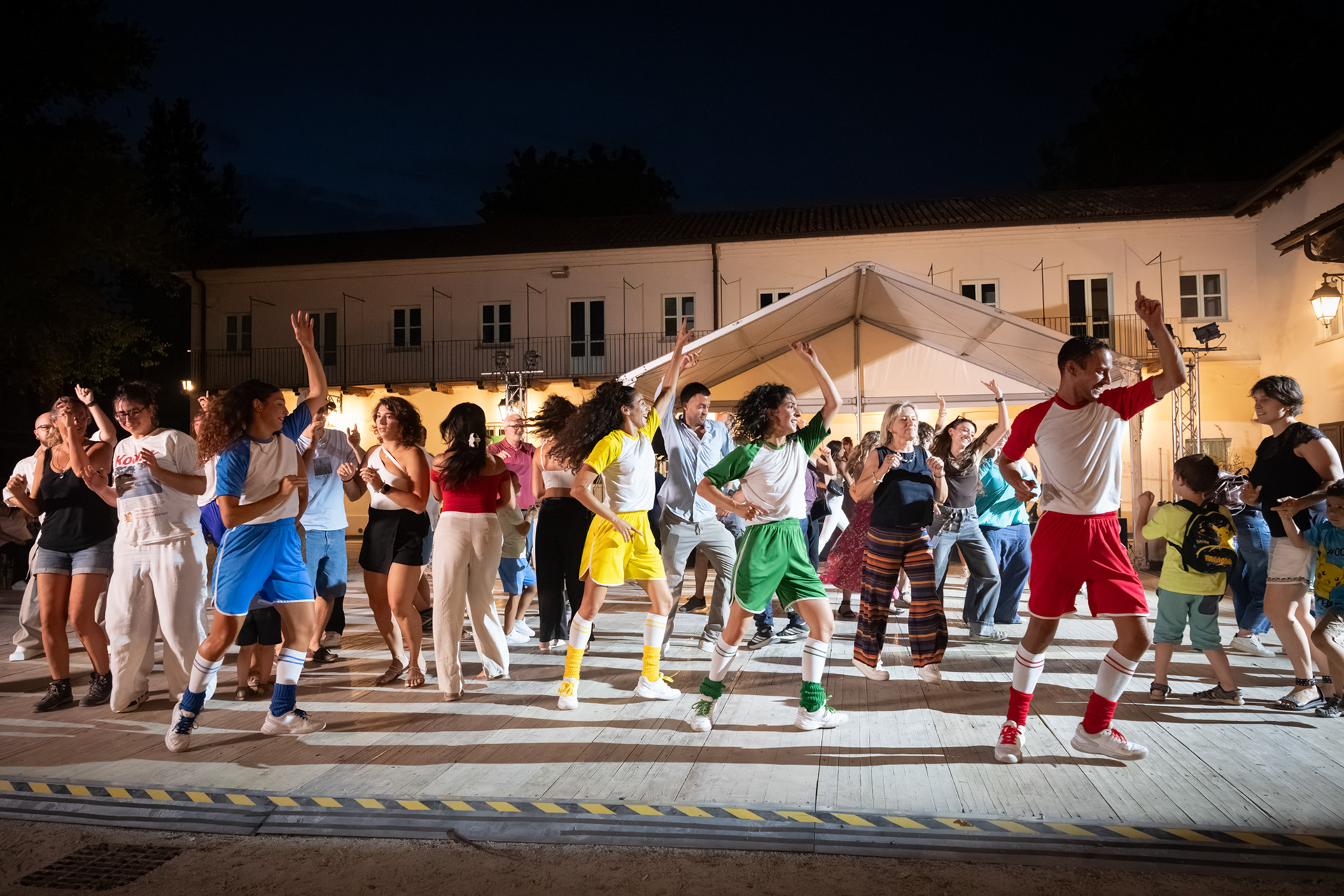 Il pubblico viene coinvolto a danzare sul palco