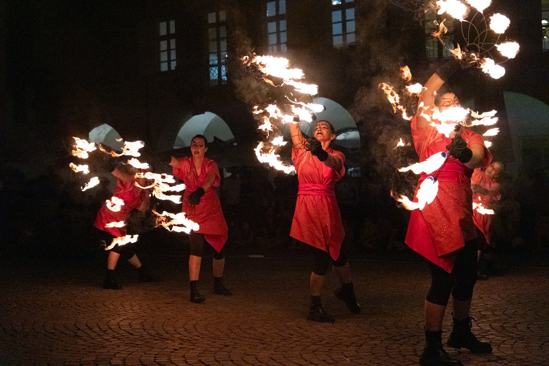 La compagnia Calidè durante lo spettacolo "I Custodi delle Fiamme" al festival Mirabilia