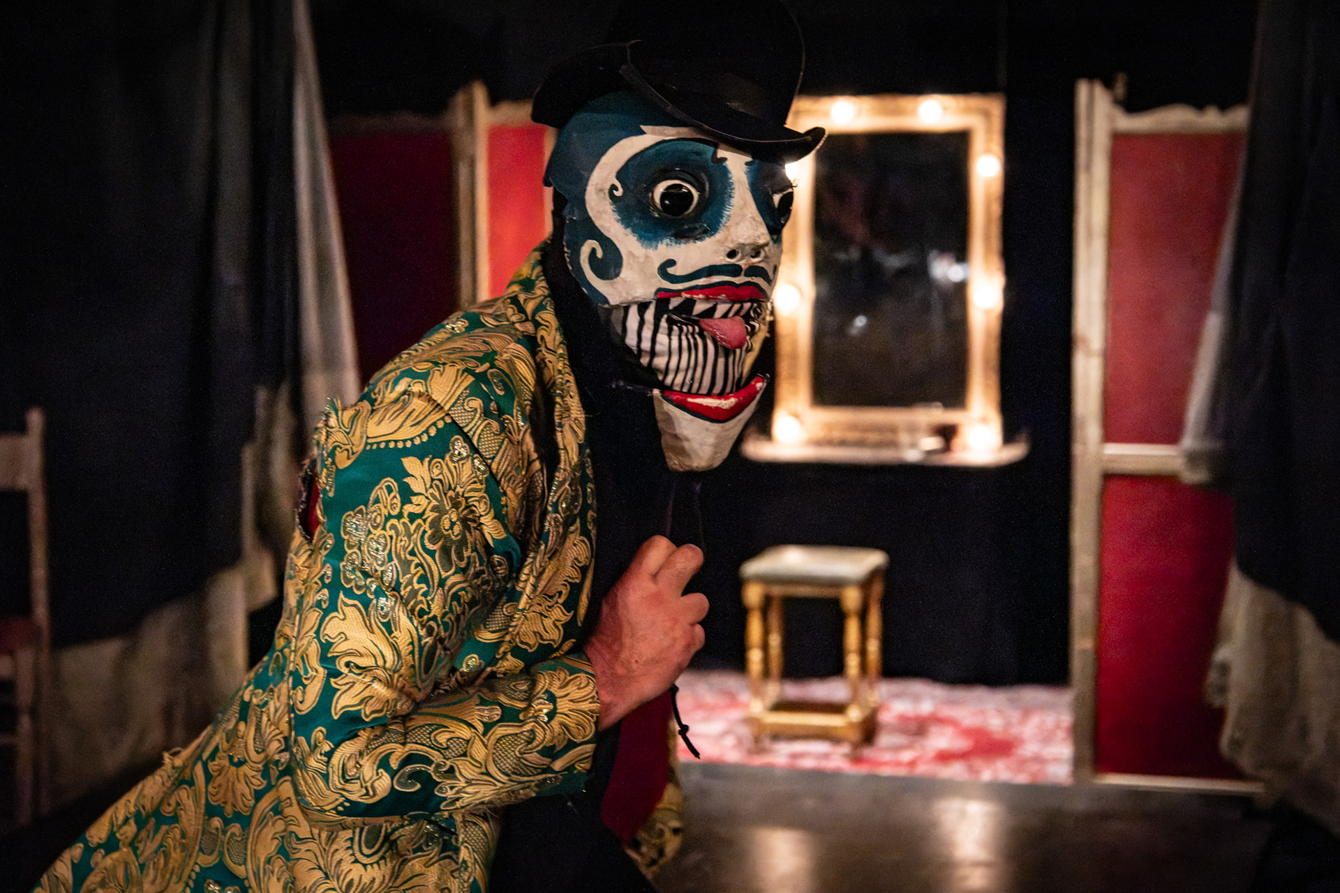 Uno dei personaggi di Edèn del Théâtre Jaleo