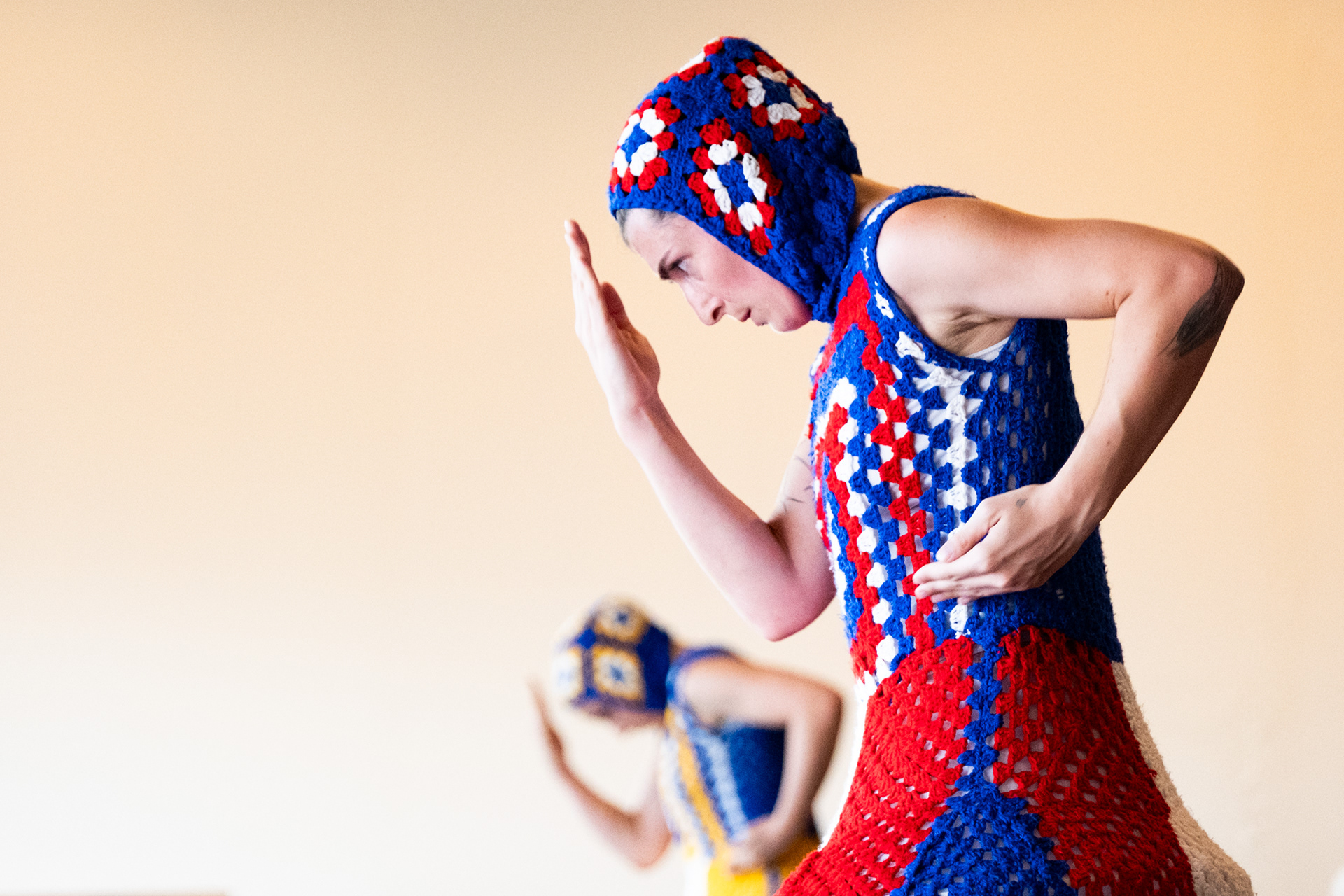 Danzatrici durante la coreografia "Come neve" di Adriano Bolognino