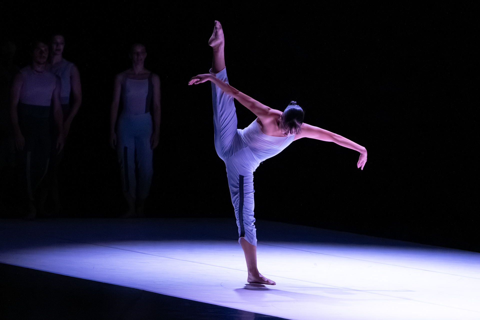 Una danzatrice della Compagnia EgriBiancoDanza al culmine dell'azione durante la Serata Handel a Verbania
