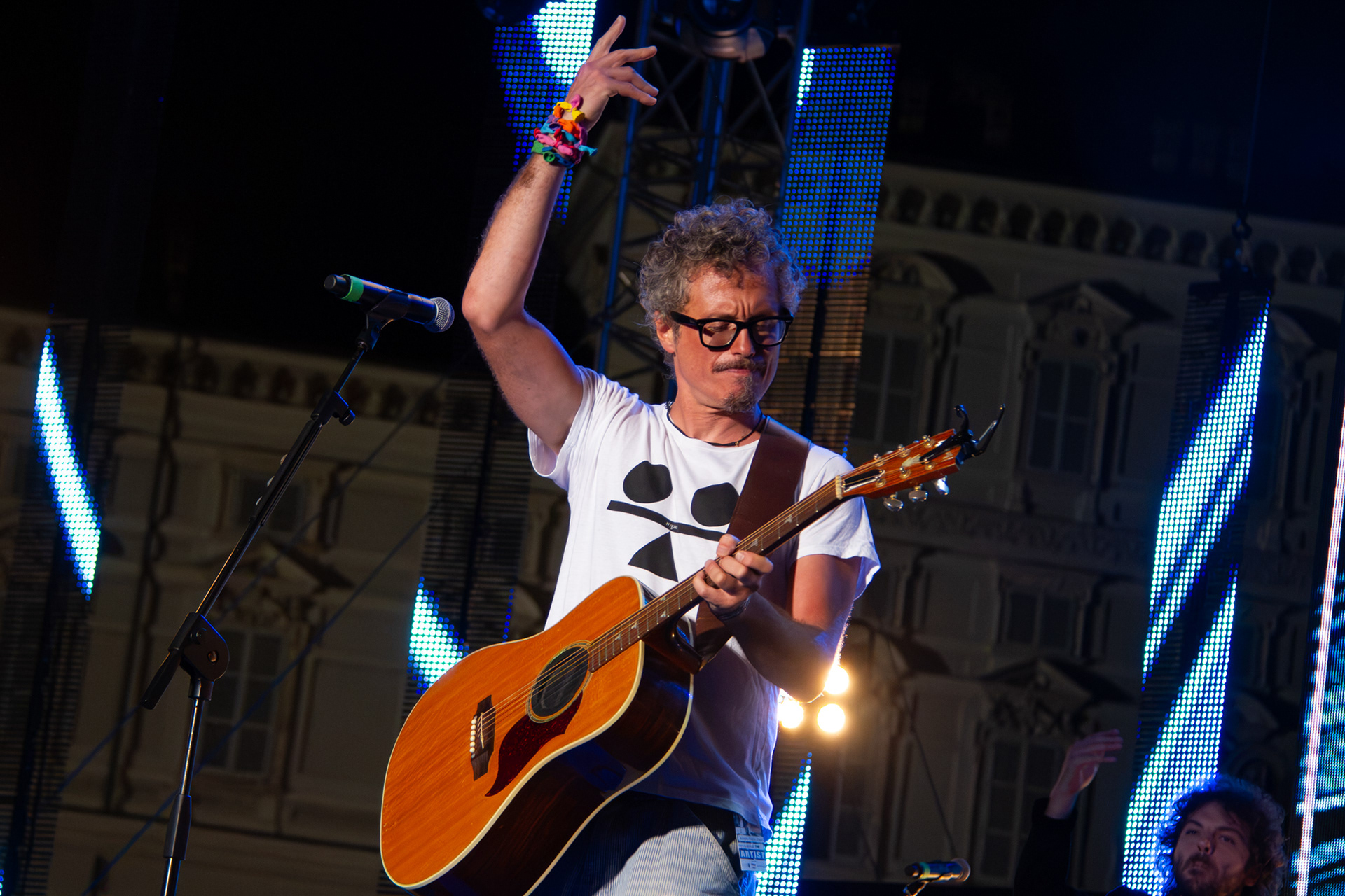 Niccolò Fabi con la sua chitarra durante un'esibizione all'aperto