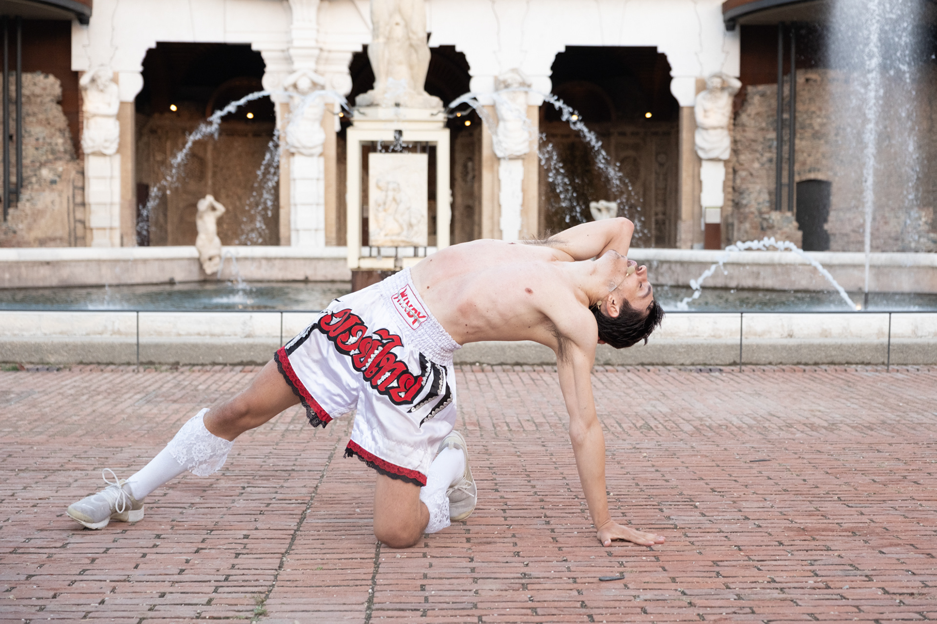 Un momento ripreso durante lo spettacolo ideato, coreografato e interpretato da Davide Tagliavini